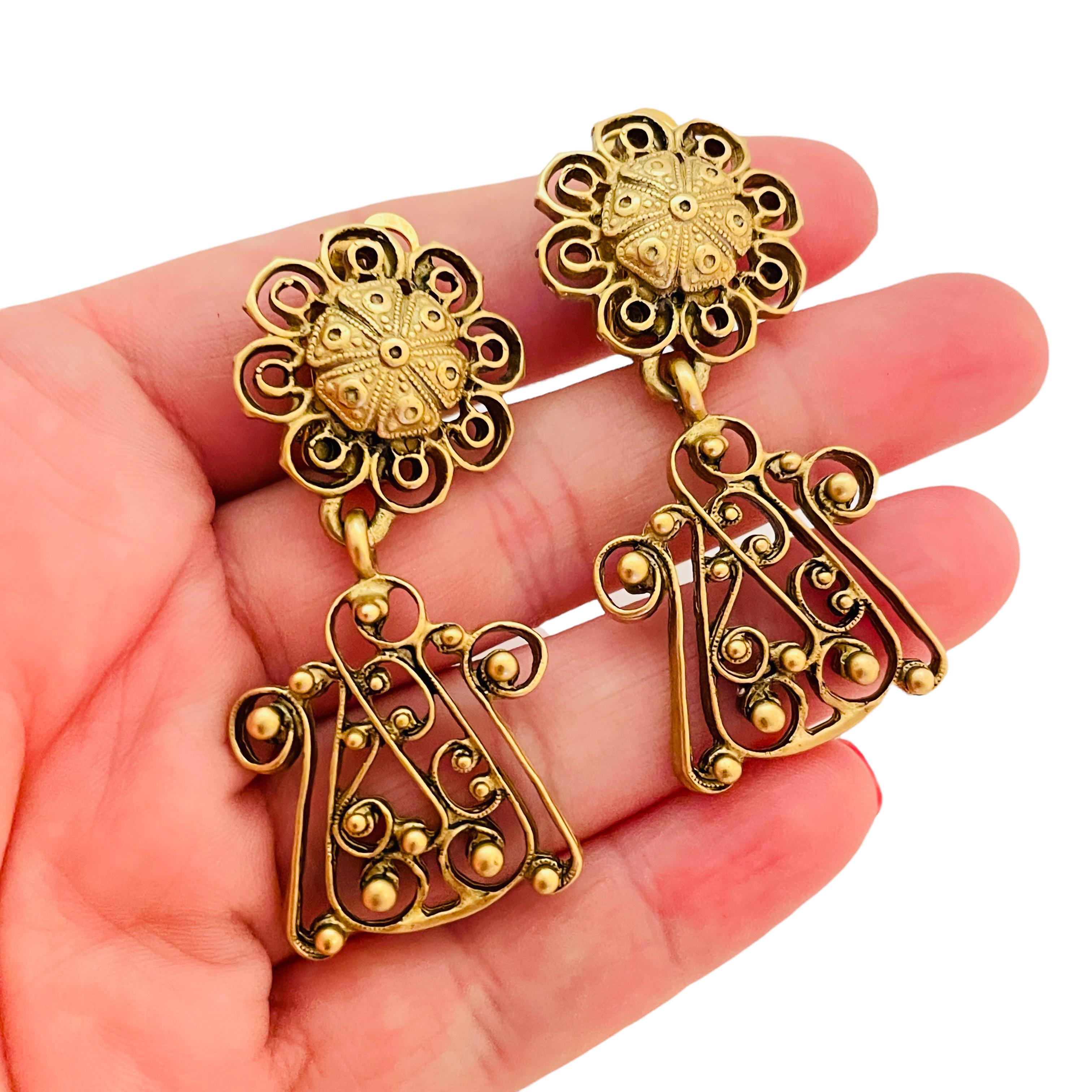 DÉTAILS

• signé DKNY DONNA KARAN

• ton or 

• Boucles d'oreilles design/One vintage
  

MESURES  

•

CONDITION

•  très bon état vintage avec peu de signes d'usure 

 No 32

❤️❤️   BIJOUX VINTAGE DE CRÉATEURS   ❤️❤️

❤️❤️  ALEXANDER'S BOUTIQUE 