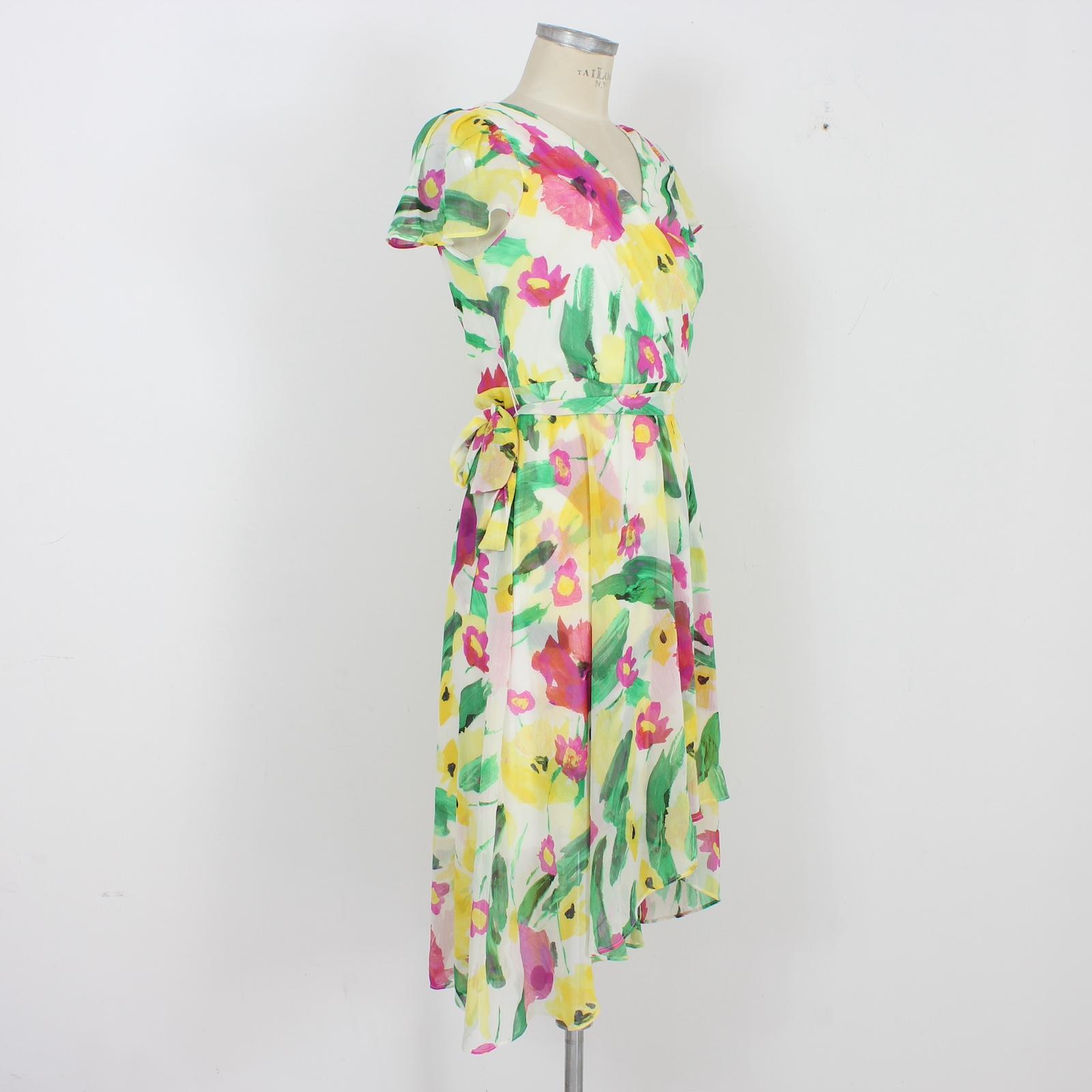 Expertly crafted with precision tailoring, the DKNY floral white cocktail aline dress offers a timeless elegance. The floral design adds a touch of femininity, while the Aline cut flatters your silhouette. Perfect for any cocktail occasion, this