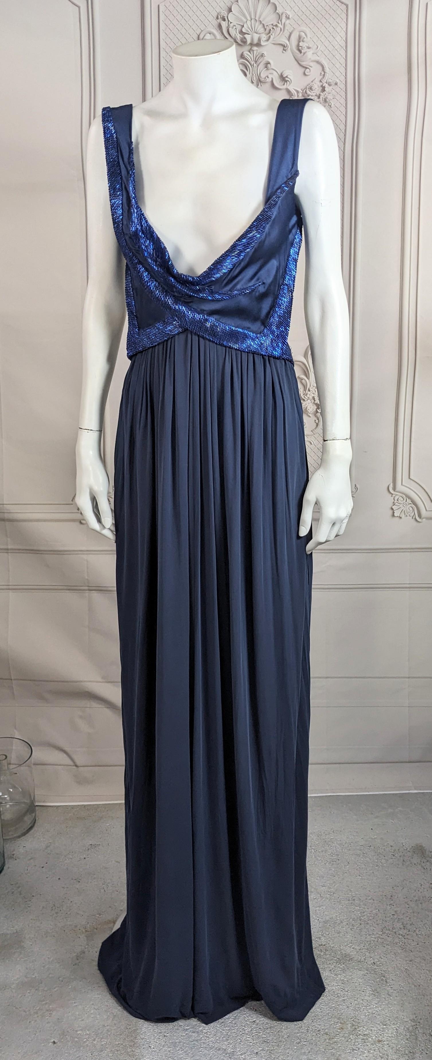 Sexy Donna Karan Draped and Bugle Beaded Gown du début des années 2000. Un design étonnant représenté par deux motifs de foulard asymétriques avec des accents de perles de bugle sur le corsage. Les bretelles inhabituelles sont des boucles qui