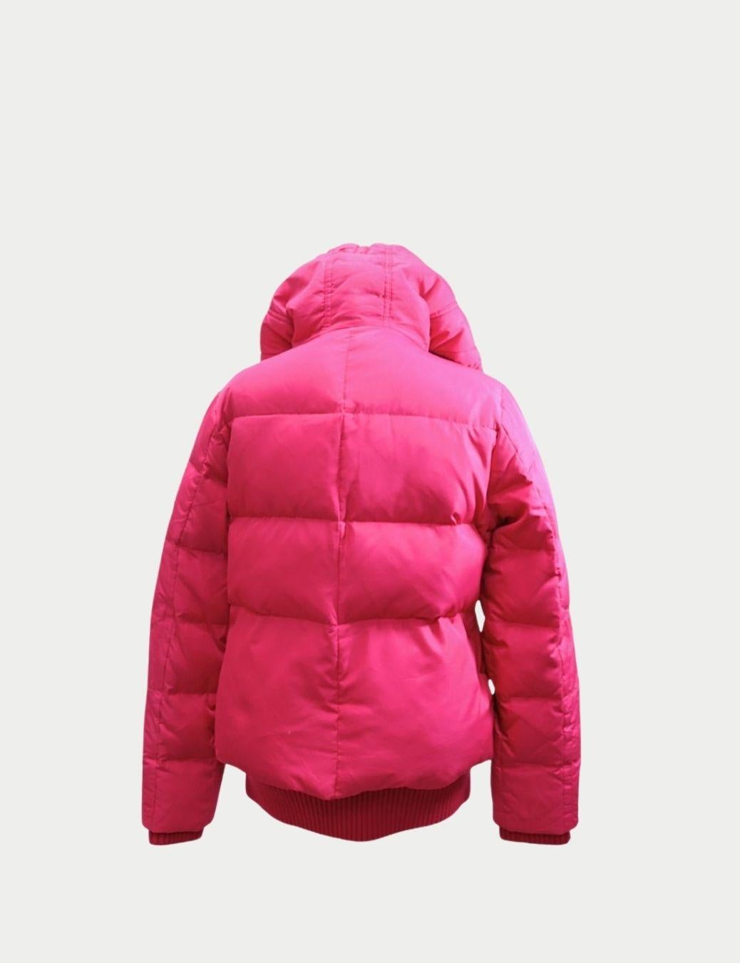 Resta al caldo con questa giacca puffer con cappuccio rosa di DKNY, progettata per unire comfort e moda urbana moderna. Realizzata con un isolamento trapuntato, questa giacca è dotata di cappuccio staccabile, chiusura frontale con bottoni e orlo e