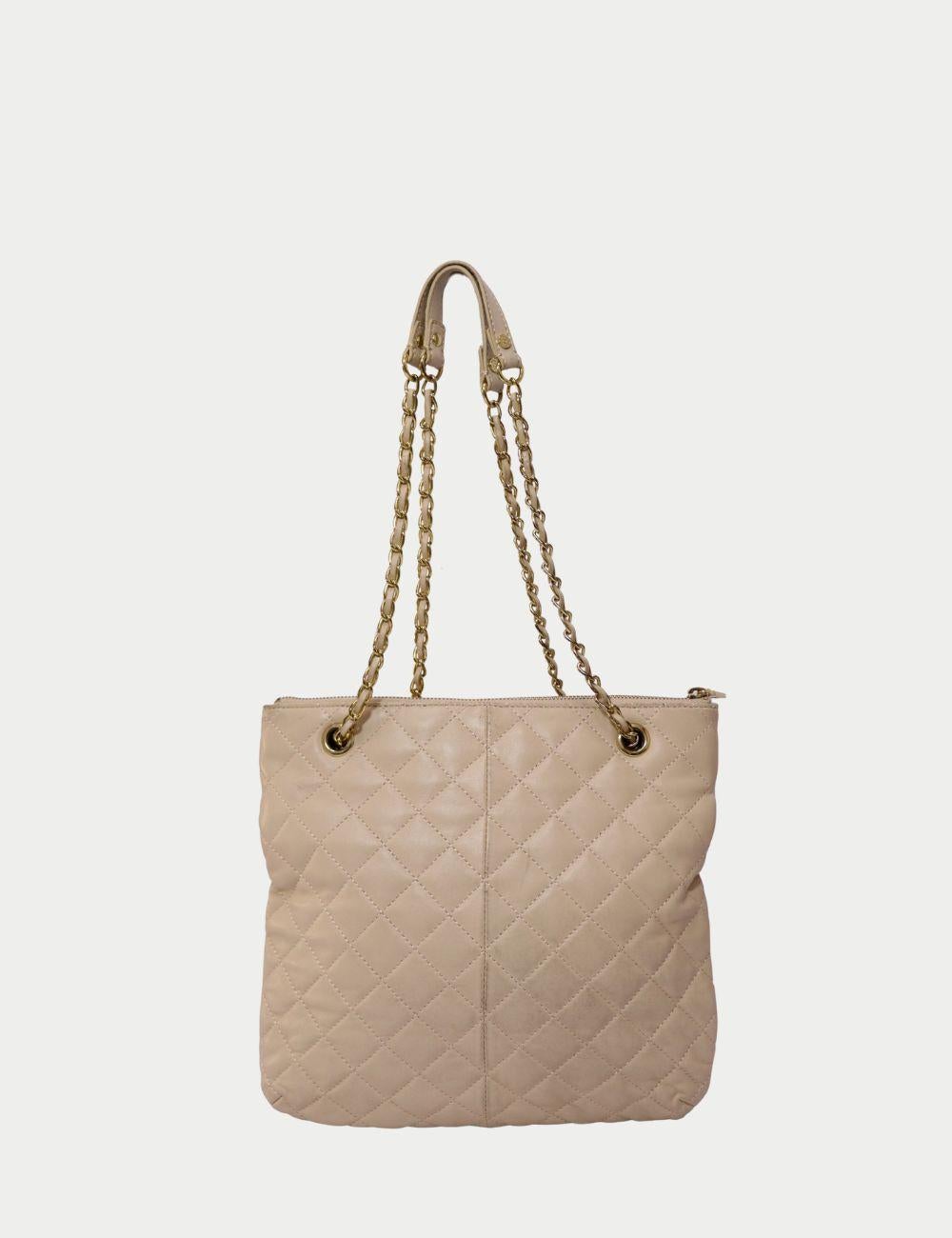 DKNY Quilted Cream Shoulder Bag with Gold Chain Straps

Elevate your everyday style with this chic DKNY quilted shoulder bag in a soft cream hue. Featuring elegant diamond quilting, gold-tone chain and leather straps, and a signature DKNY charm,