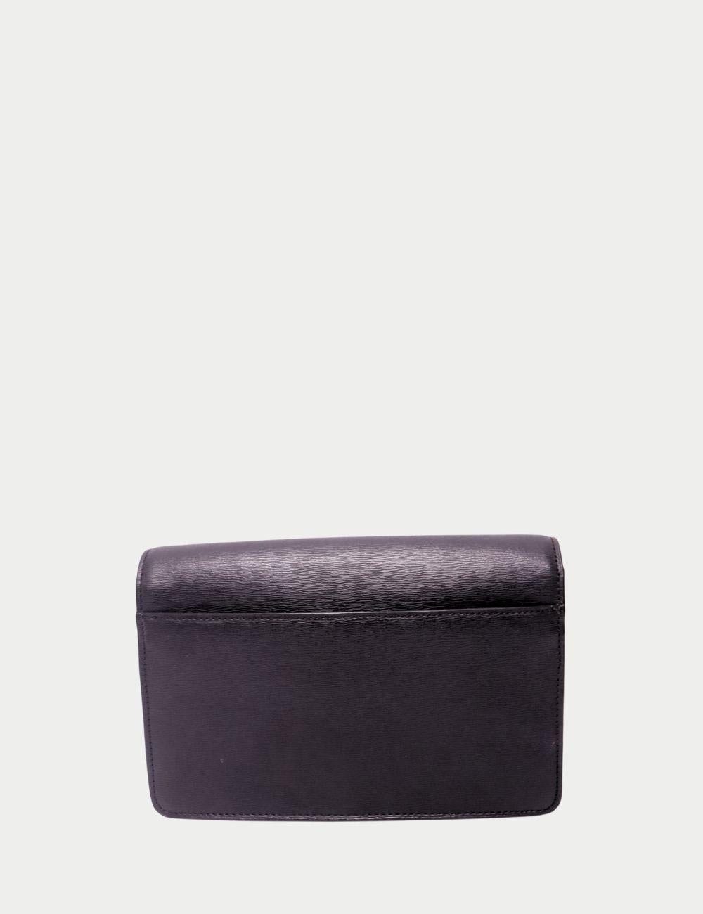 La elegancia minimalista se une a la funcionalidad cotidiana con este bolso de piel negro de DKNY. Confeccionada en piel saffiano texturizada, esta elegante pieza presenta una silueta estructurada y se acentúa con un pulido cierre de botón dorado
