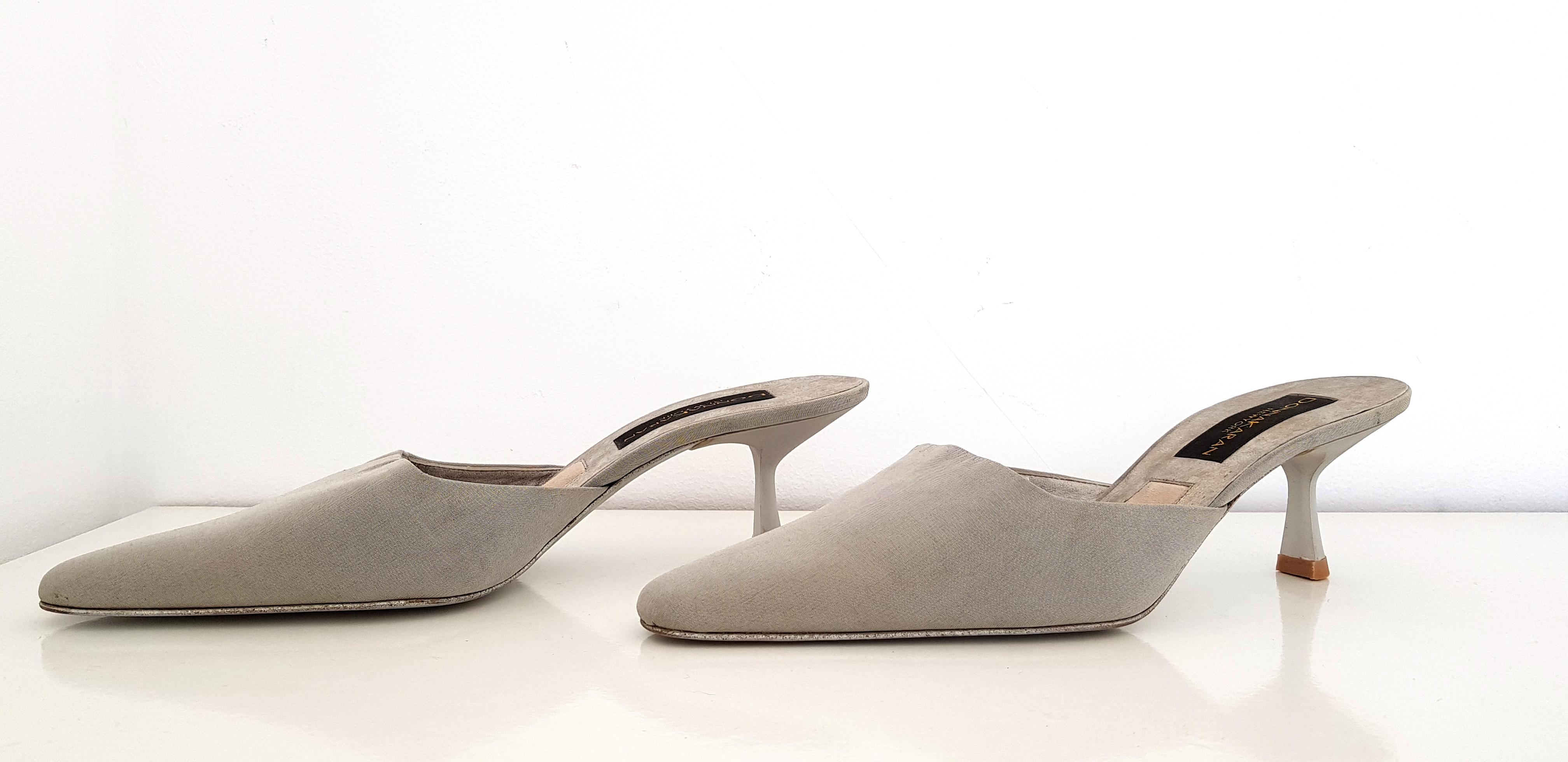 Donna Karan Heels.
Silk and Leather.
Color Gray.
Conditions: Very good.
Heel height: 5 cm
Size: B10 (US)
Made in Italy