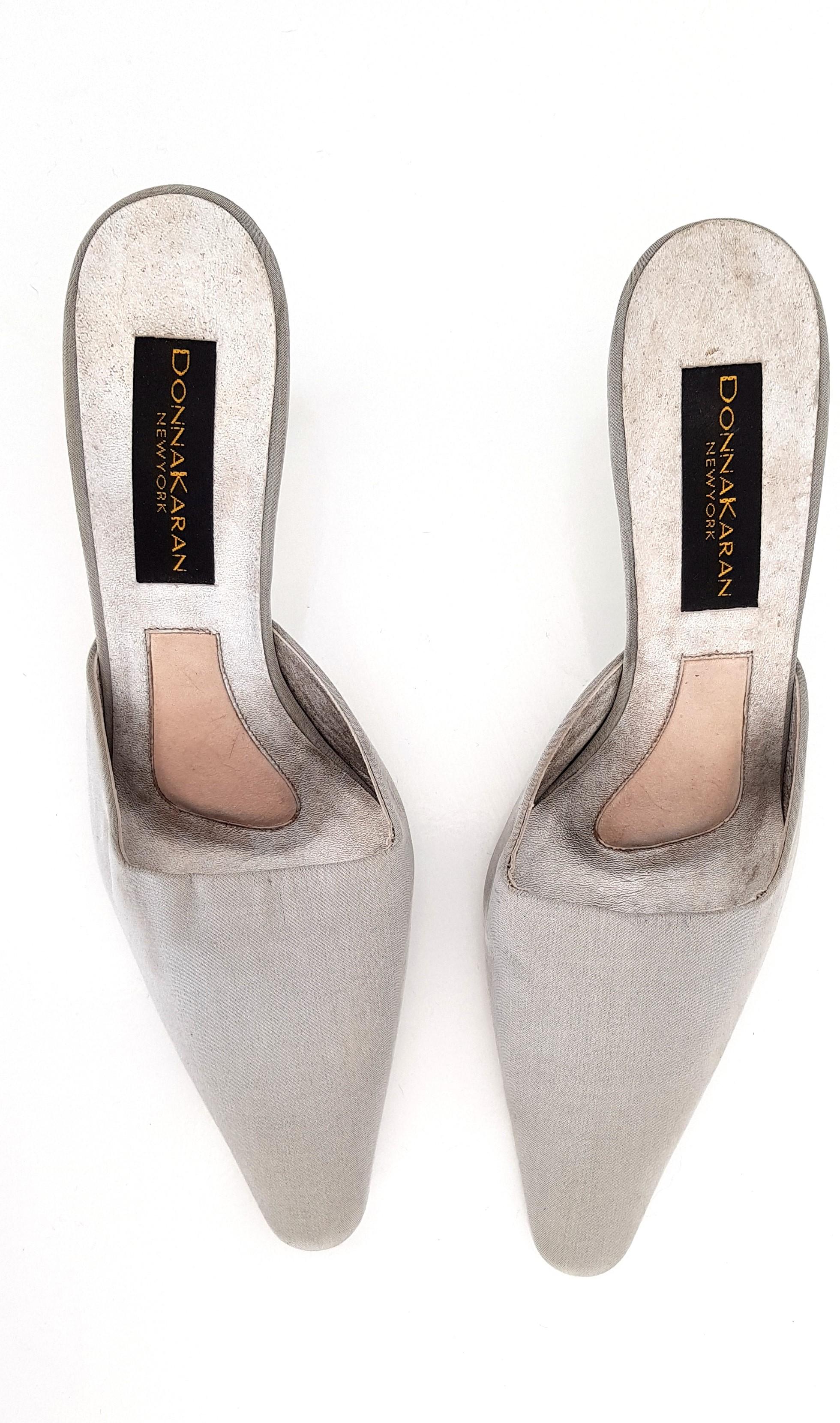 Beige Donna Karan Gray Silk Heels. Very good conditions. Size 10 (US) For Sale