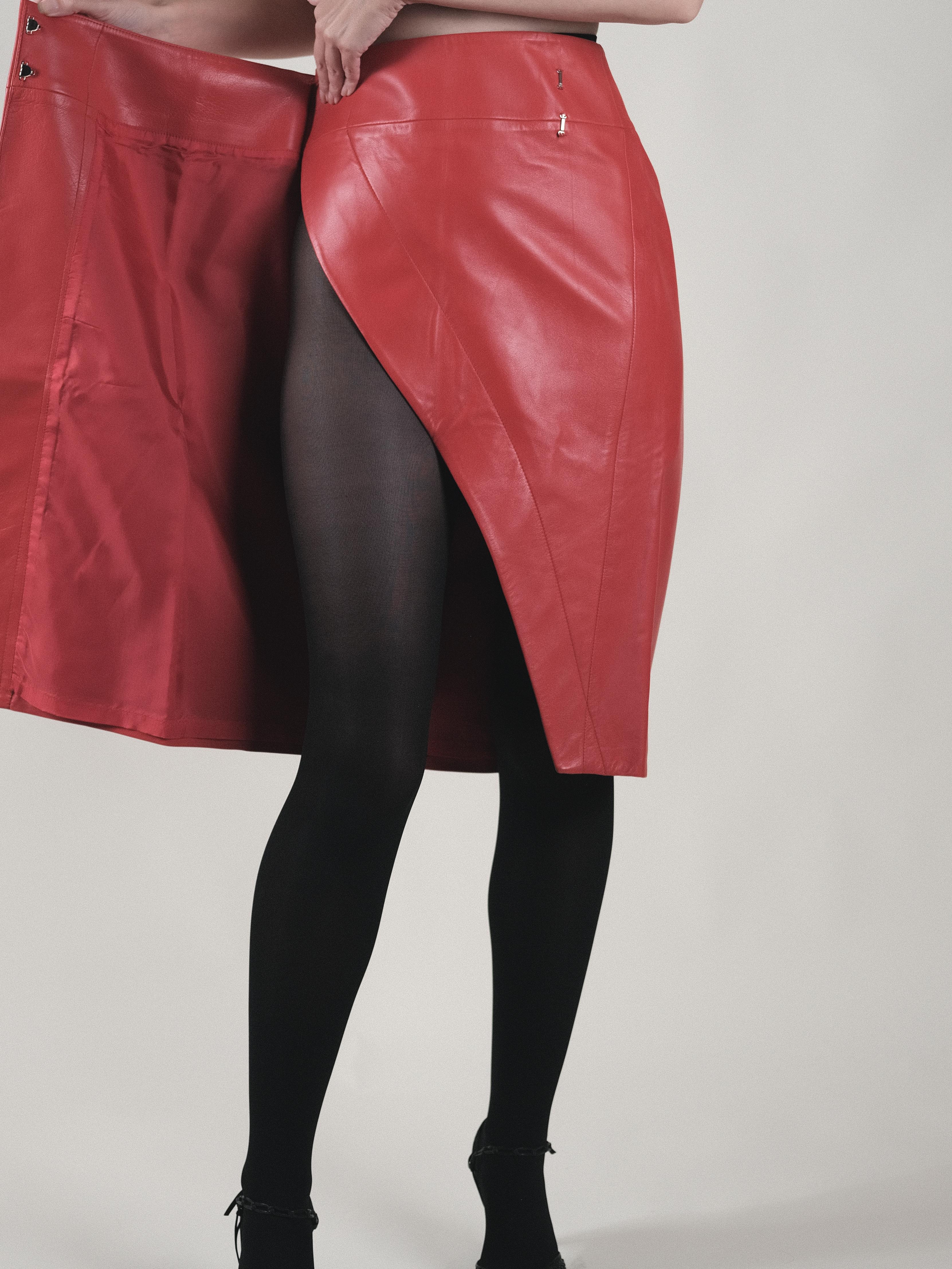 Donna Karan Leather Wrap Skirt Tomato Red Size US4 IT40 FR38 1990's For Sale 9