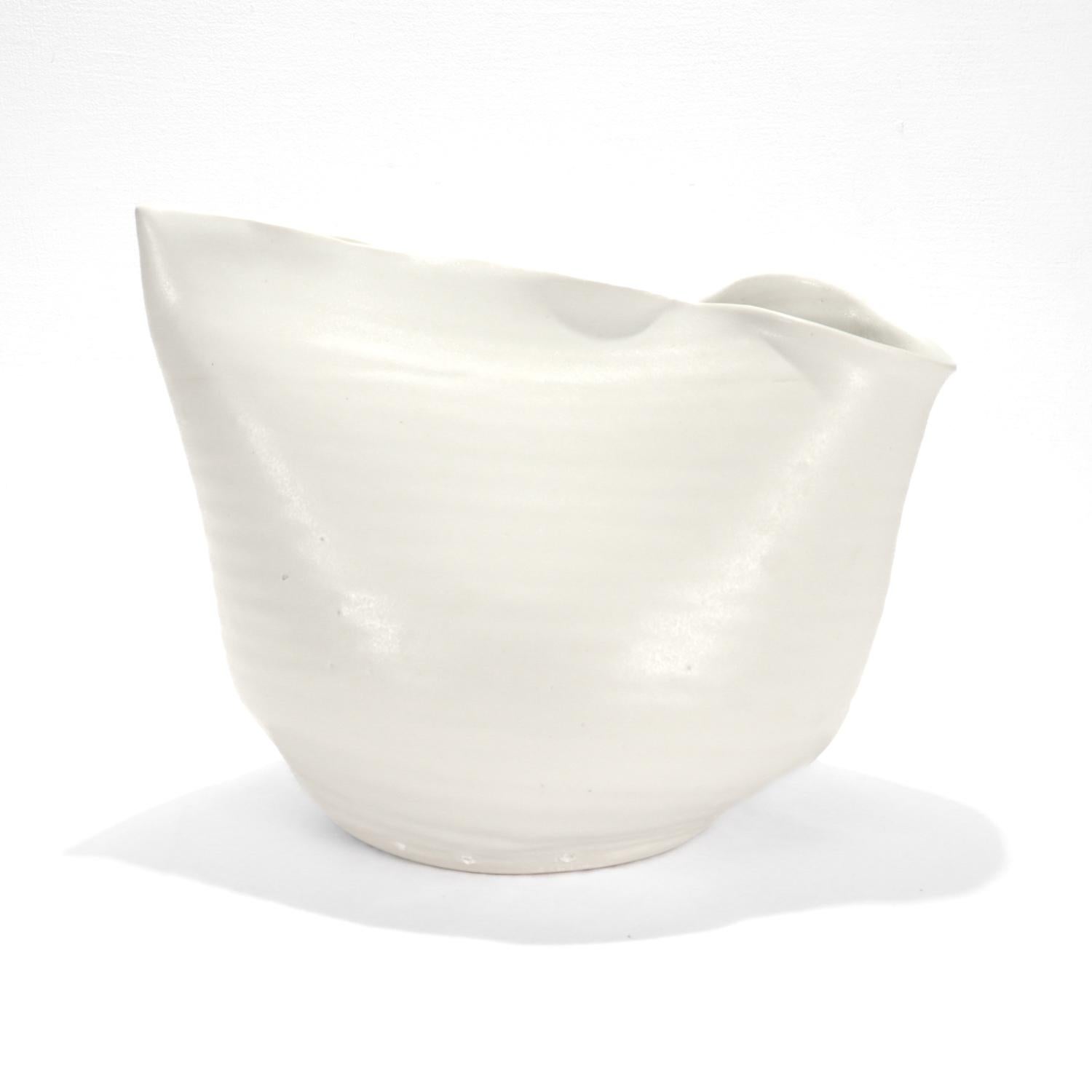 Un fino jarrón de porcelana de edición limitada.

Por Donna Karan para Porcelana Lenox.

Titulado: 