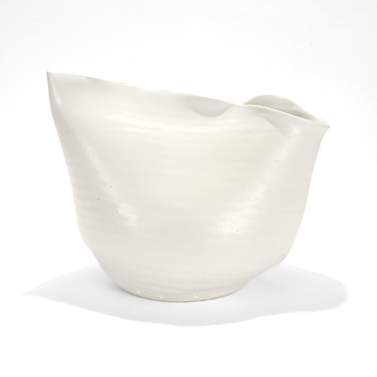 Un raffinato vaso di porcellana in edizione limitata.

Di Donna Karan per Lenox Porcelain.

Si intitola: 