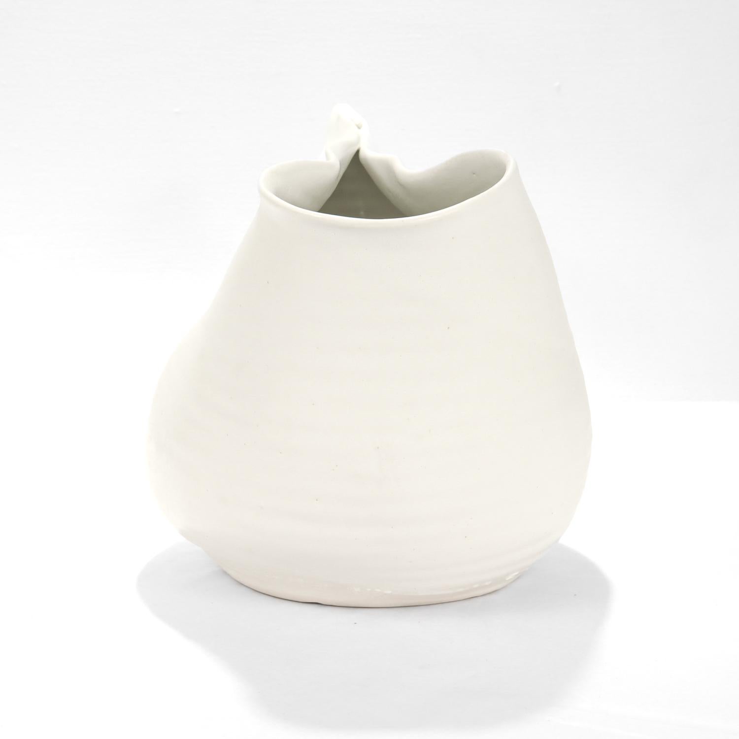 Moderno Donna Karan Lenox Vaso di porcellana Embrace in edizione limitata e firmata in vendita
