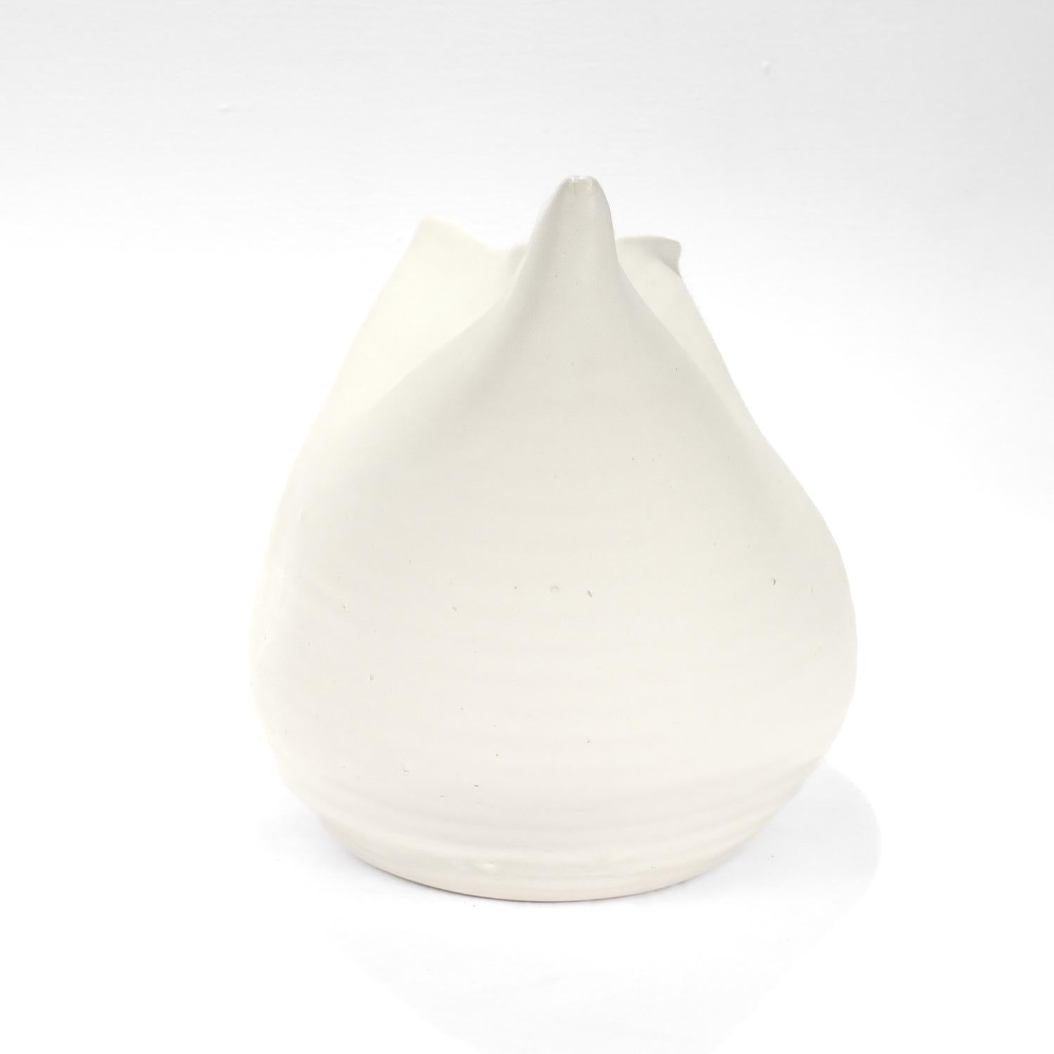 Donna Karan Lenox Signed Limited Edition Embrace Porcelain Vase / Vessel In Good Condition For Sale In Philadelphia, PA