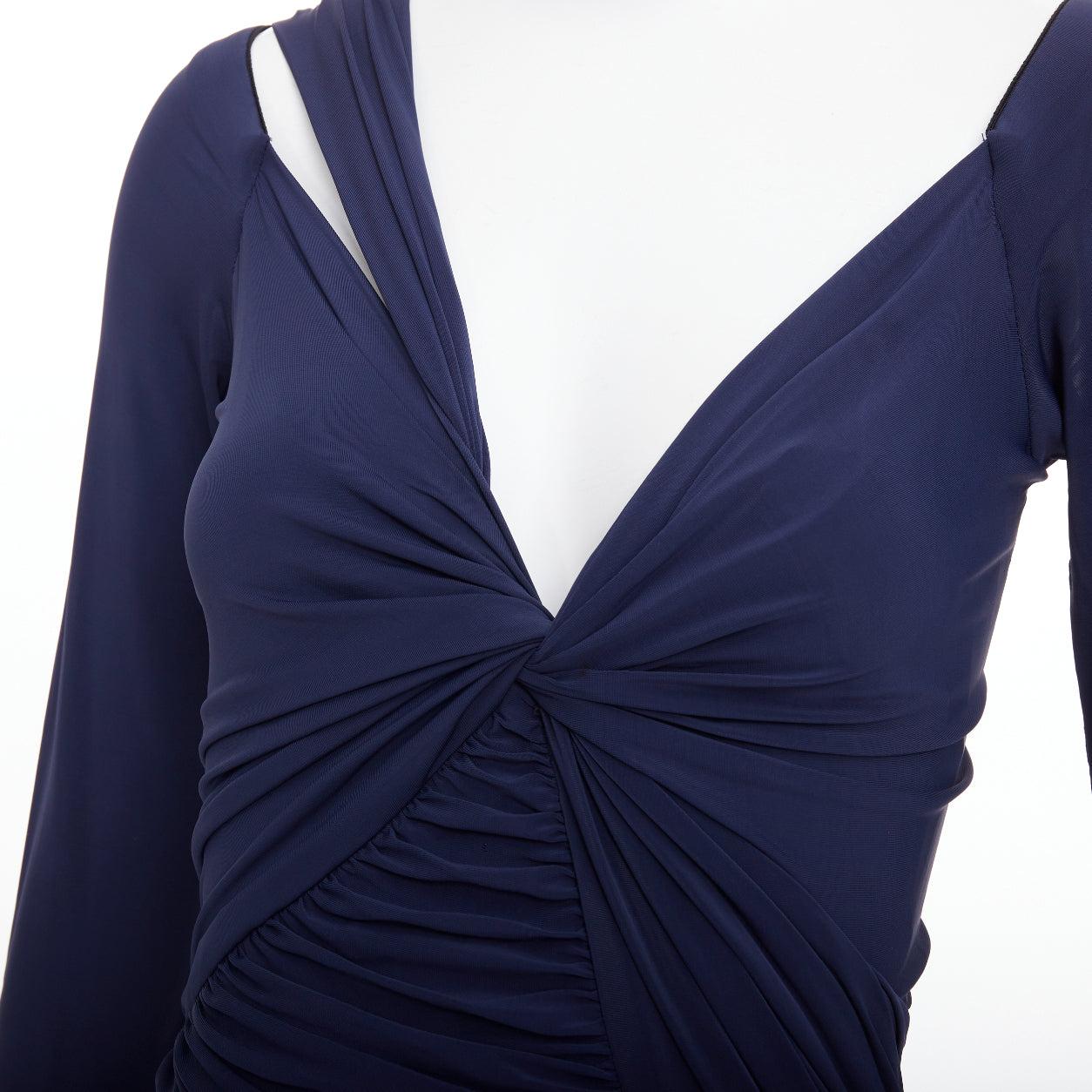 Donna Karan, abito a spalla fredda con scollo a punta drappeggiato, di colore blu L
Riferimento: JHDN/A00124
Marchio: Donna Karan
Materiale: Viscosa, misto
Colore: Marina Militare
Modello: Tinta unita
Chiusura: Slip On
Dettagli extra: Spacco sulla