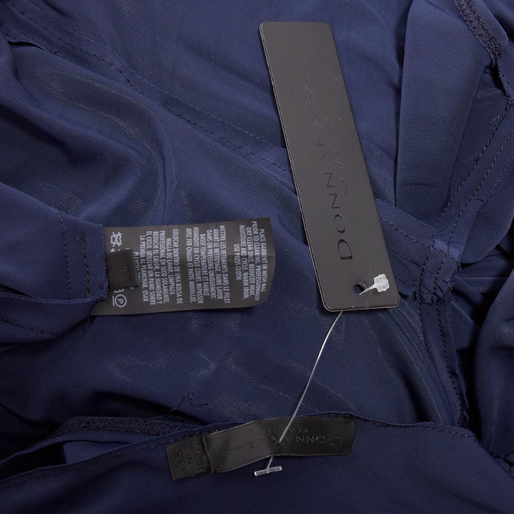 Donna Karan, abito a spalla fredda con scollo a punta drappeggiato, di colore blu L in vendita 5