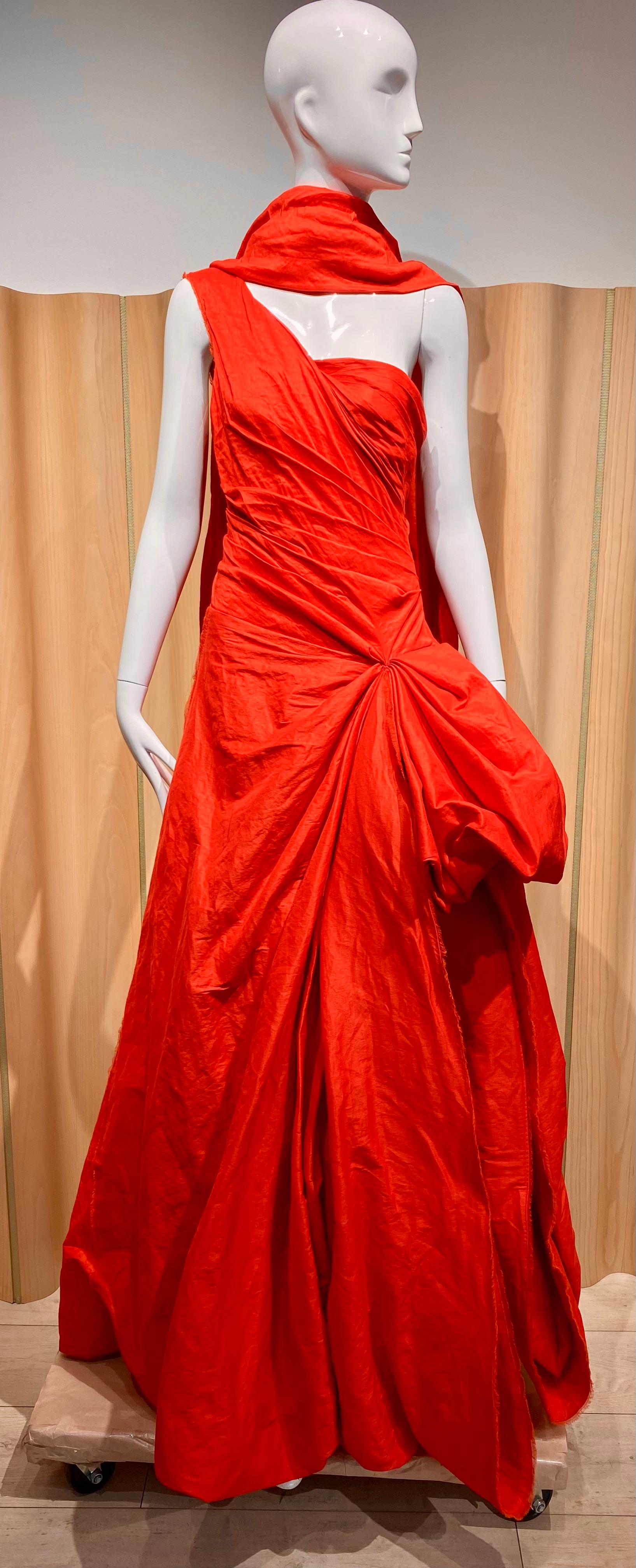Vestido de baile vintage Donna Karan de un hombro de tafetán de seda naranja rojizo con abertura lateral.
La bata se entrega con un chal grande. Precio $9500
Busto: 34
Cintura 28