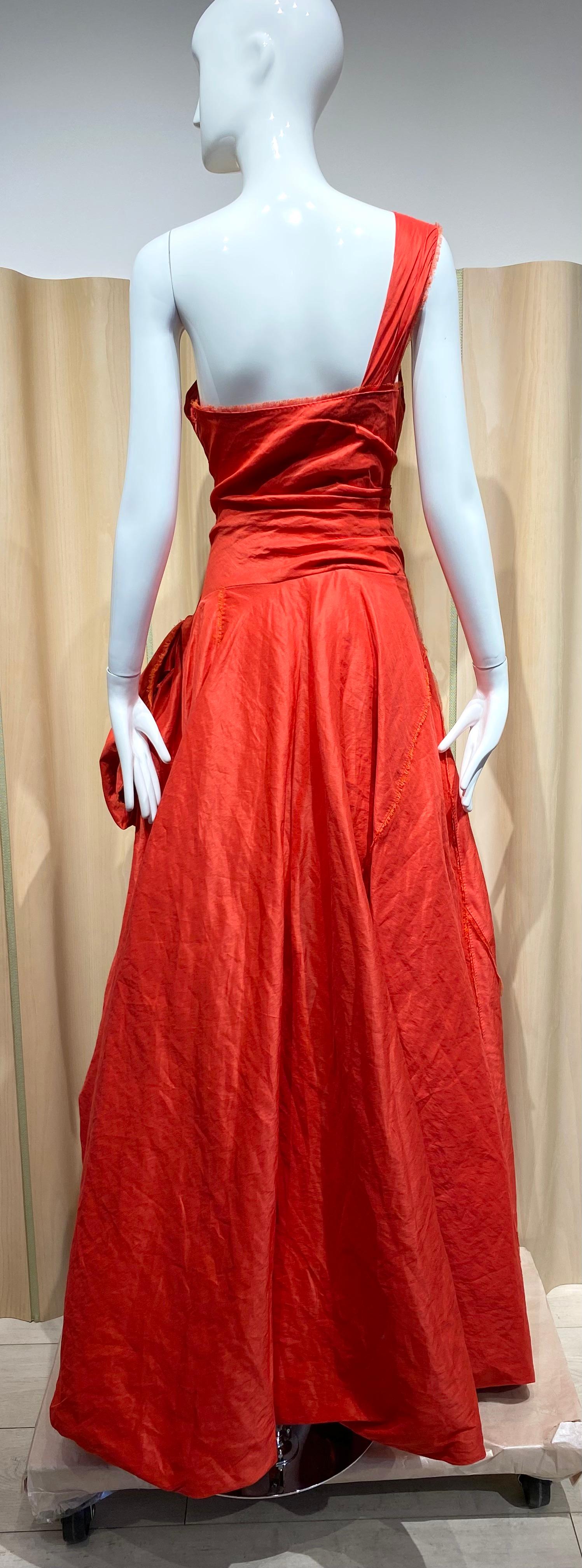 Donna Karan Bata Roja De Un Hombro Con Gran Chal Rojo en venta