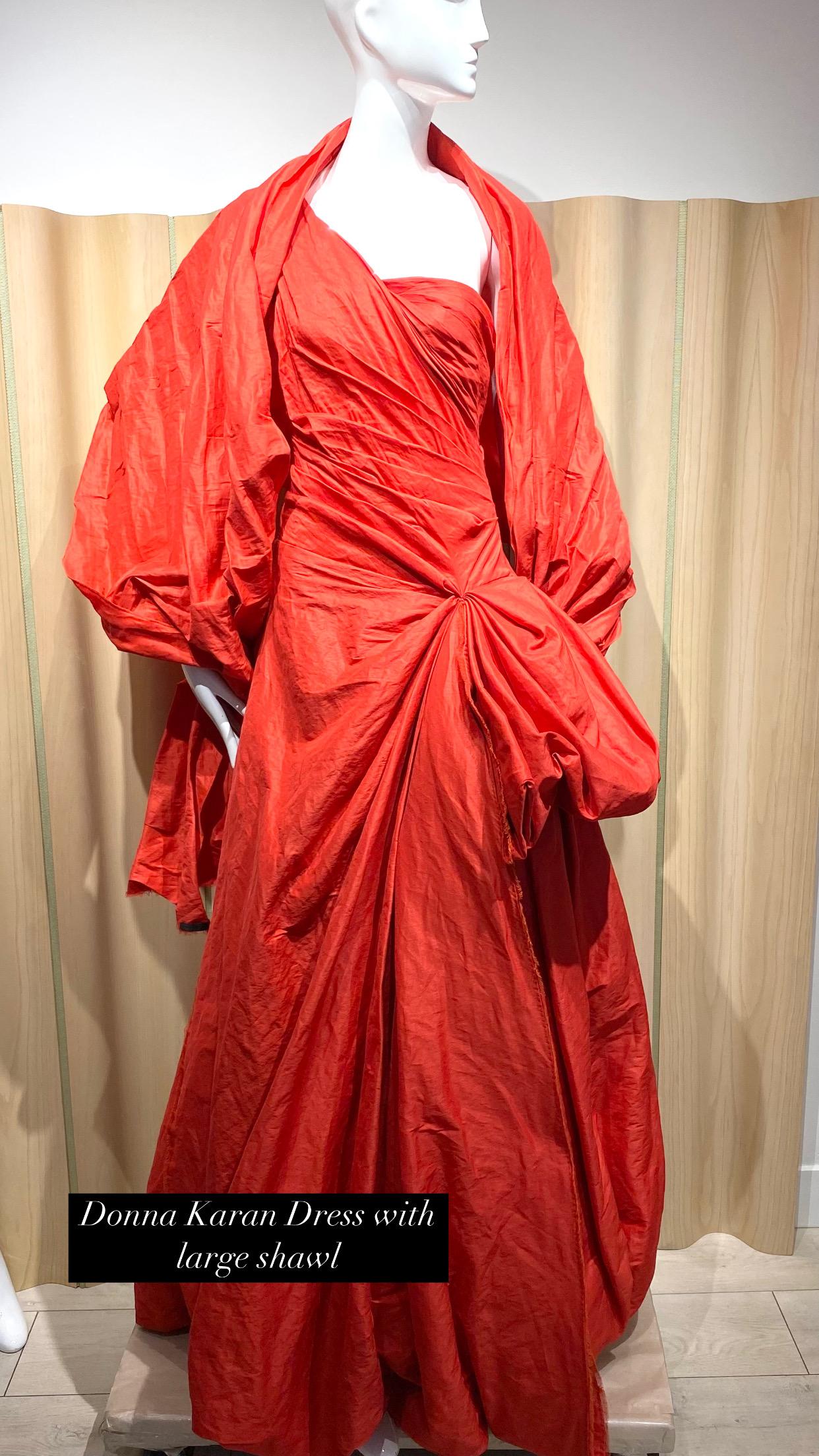 Donna Karan Bata Roja De Un Hombro Con Gran Chal en venta 1