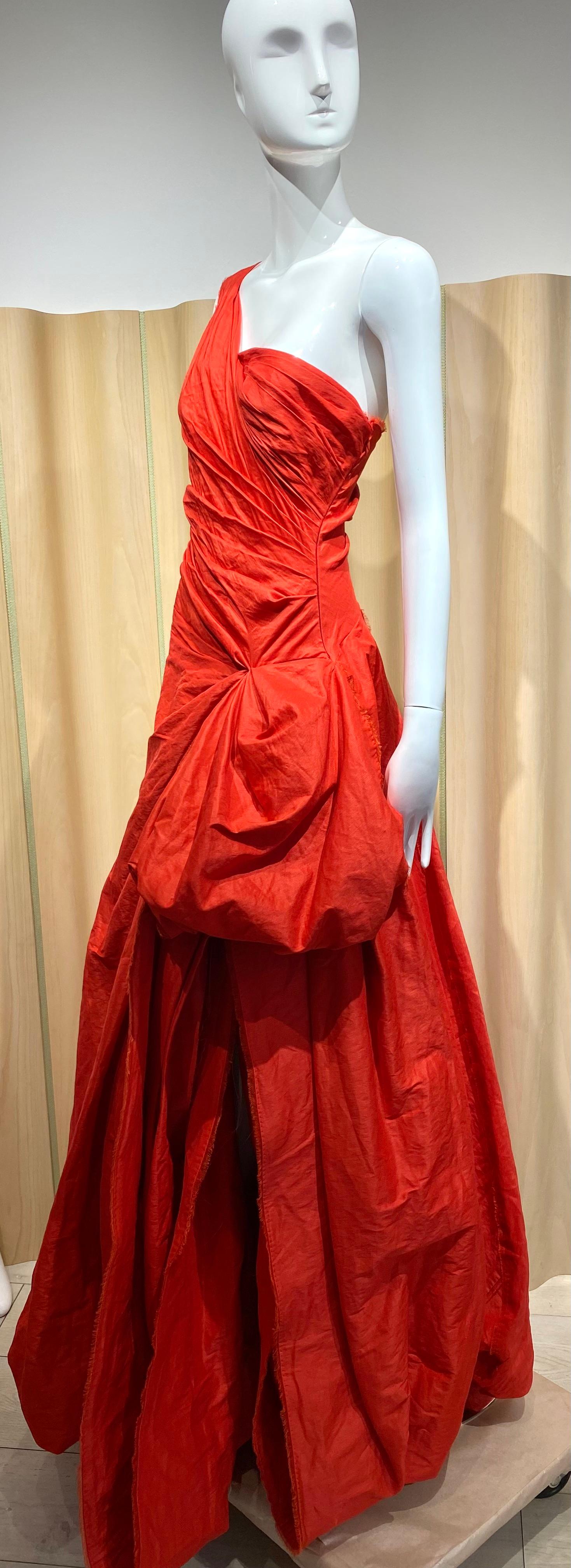 Donna Karan Bata Roja De Un Hombro Con Gran Chal en venta 3