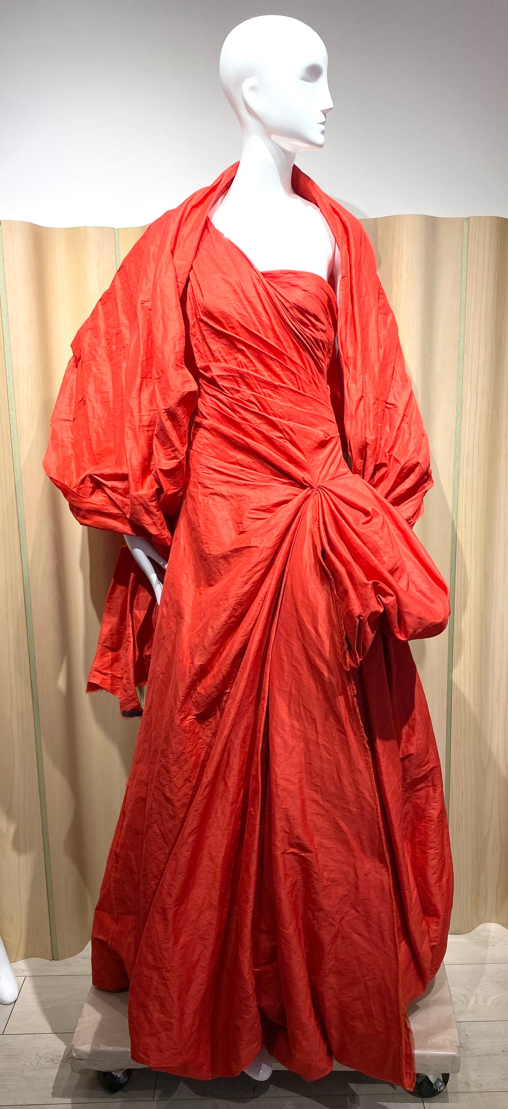 Donna Karan Bata Roja De Un Hombro Con Gran Chal en venta 4