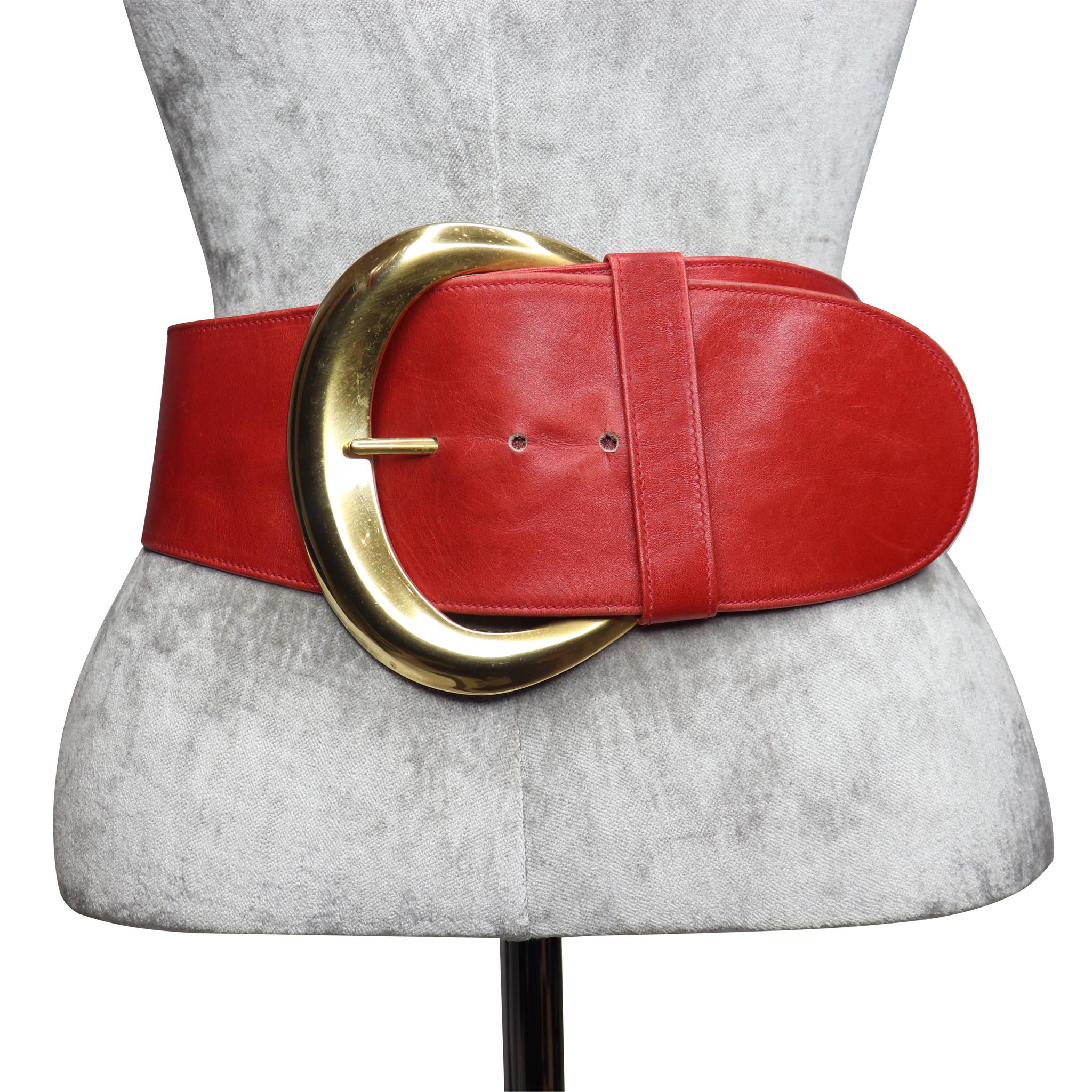 Donna Karan Red Leather w/ Goldtone Buckle Circa 1990s. In excellent condition 

Measurements-

Longest length: 27.5 Inches
Shortest length: 25.5 Inches 