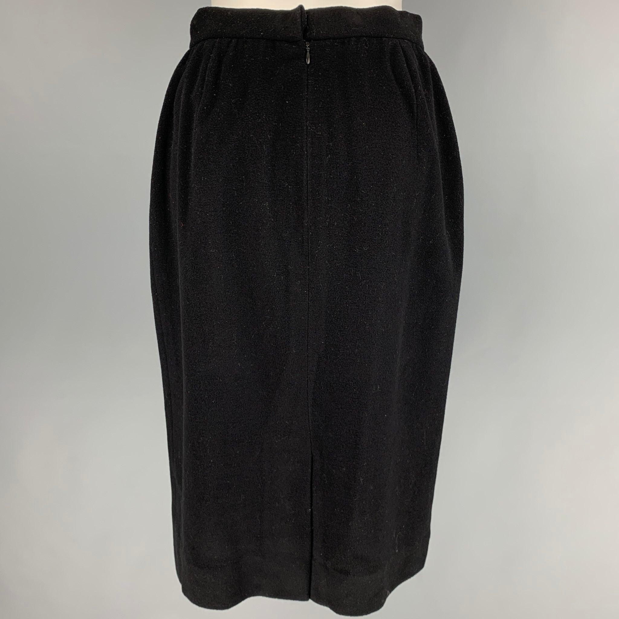 Vintage DONNA KARAN skirt
in a
black wool cashmere blend fabric with a slip liner featuring a pencil style, below knee length, and back zipper closure. Made in USA.Very Good Pre-Owned Condition. Moderate signs of wear. 

Marked:   size not marked