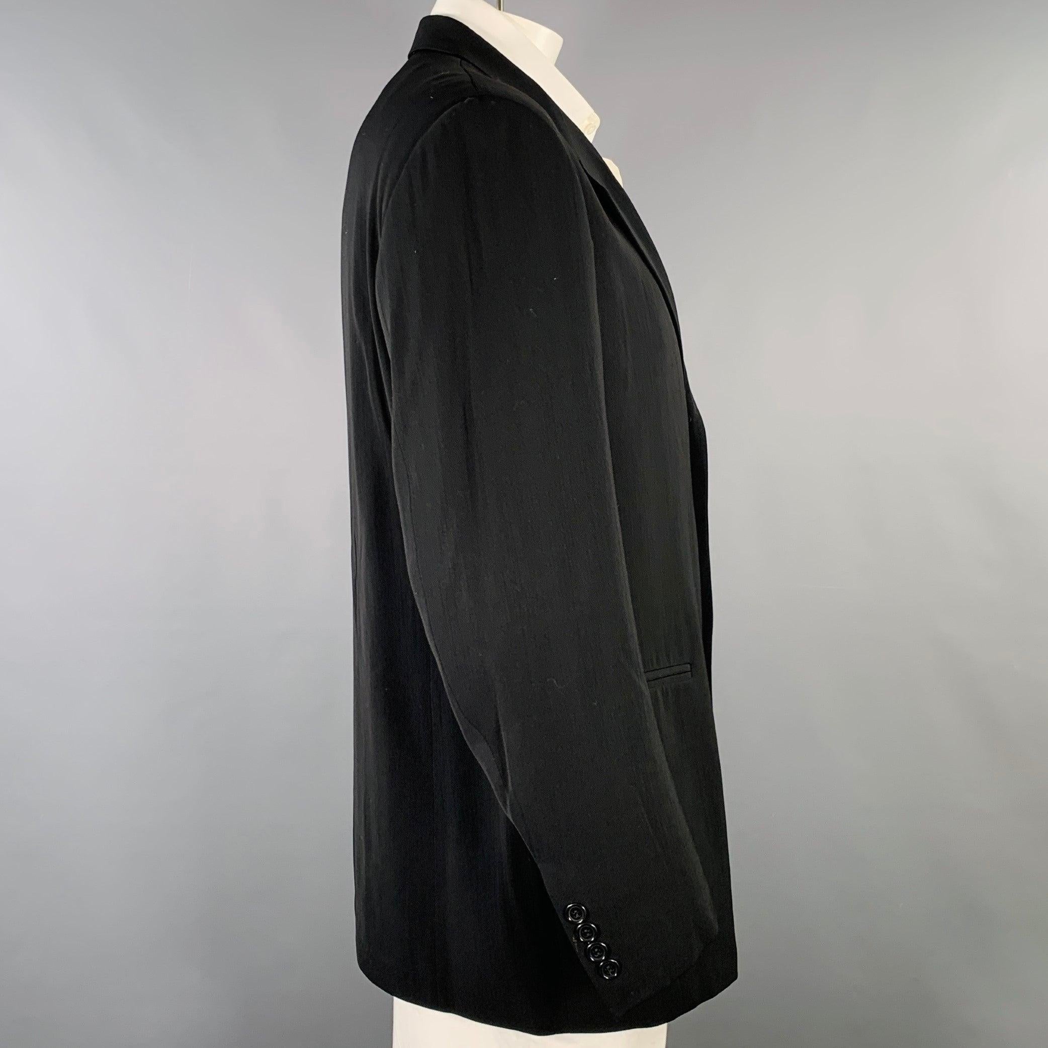 DONNA KARAN SIGNATURE Sportmantel
aus schwarzem Webstoff mit eingekerbtem Revers, schlitzloser Rückseite und Drei-Knopf-Verschluss. Made in Italy. sehr guter gebrauchter Zustand. Kleine Flecken an der linken Manschette. 

Markiert:   44, Tag