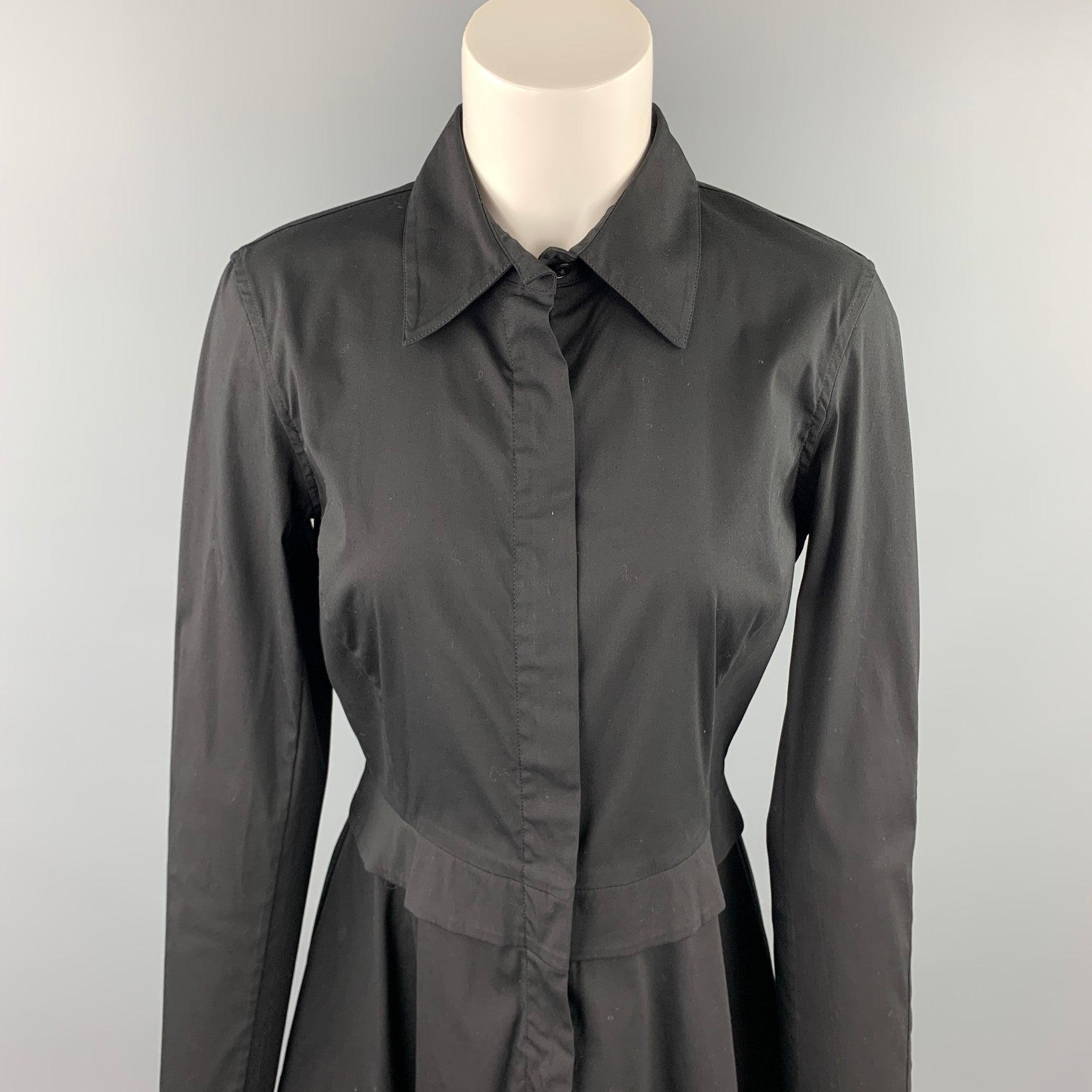 La robe chemise DONNA KARAN, en coton mélangé noir, présente des manches longues, un col montant, une mini-jupe trapèze et une fermeture à glissière sur le devant.Excellent
Etat d'occasion. 

Marqué :   US 8 

Mesures : 
 
Épaule : 16 pouces