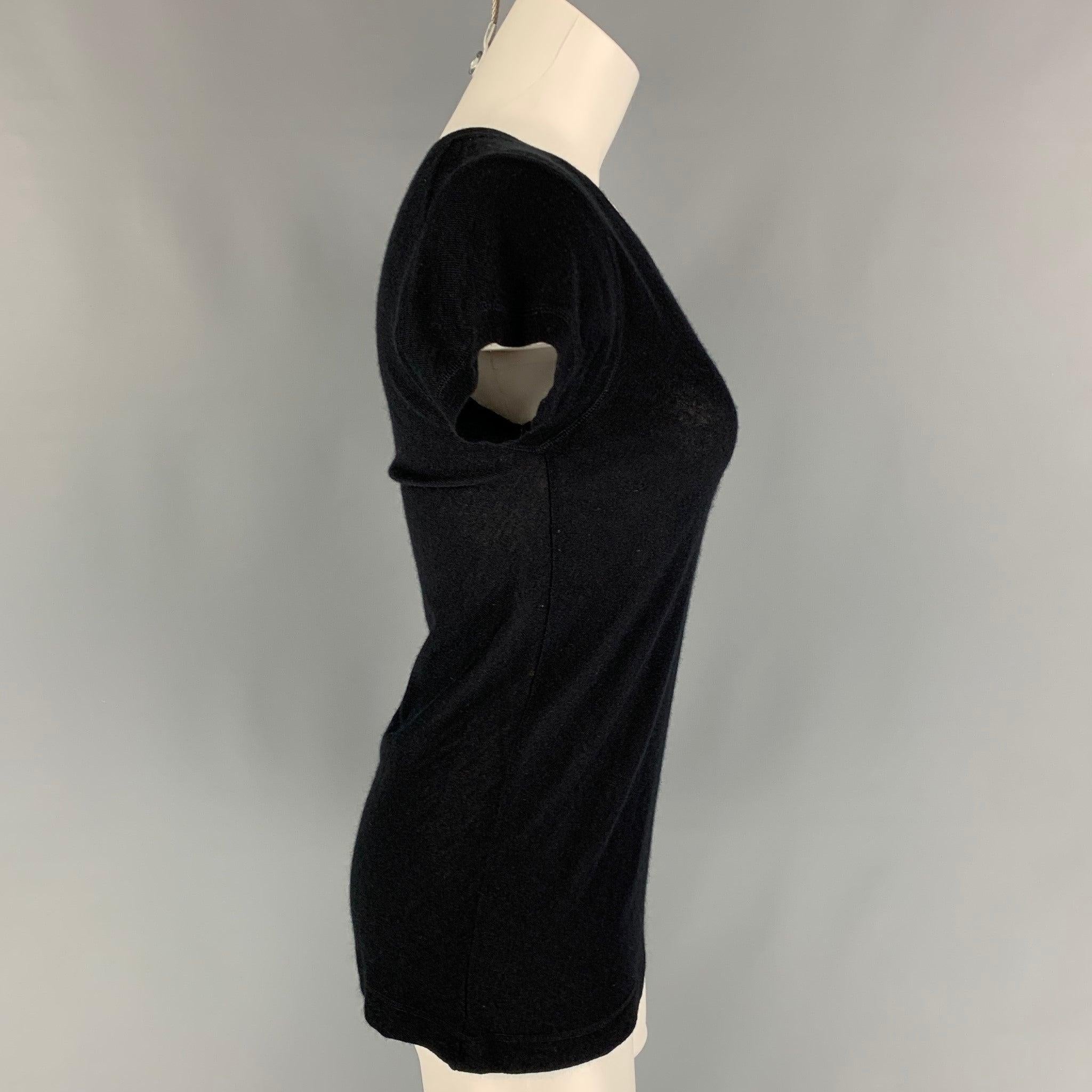 DONNA KARAN casual top comes in a black cashmere / silk featuring a crew-neck.
Very Good
Pre-Owned Condition. 

Marked:   M 

Measurements: 
 
Shoulder: 14.5 inches  Bust: 28 inches  Sleeve: 5 inches  Length: 24.5 inches 
  
  
 
Reference:
