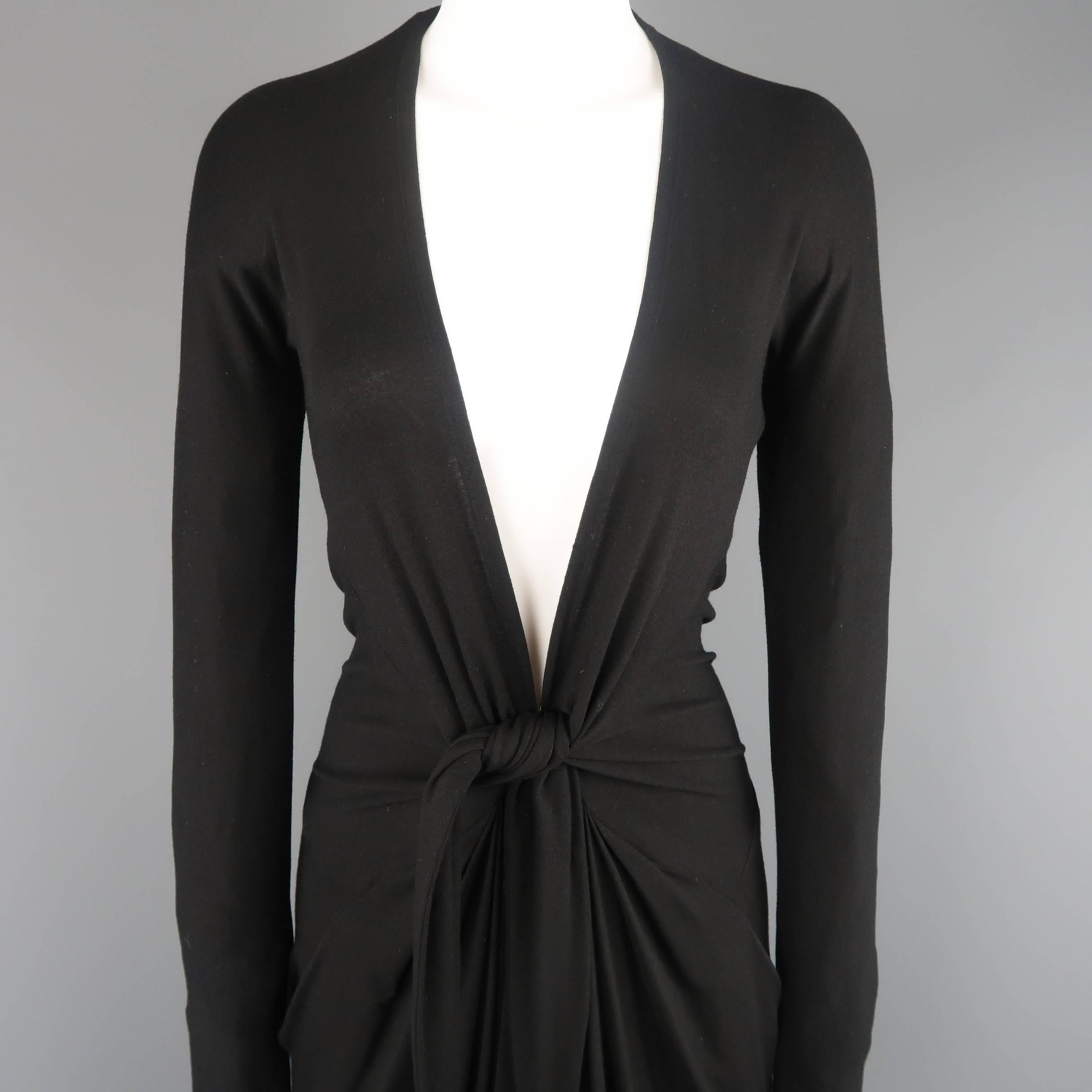 DONNA KARAN shift dress comes in a light weight wool blend jersey knit and features a deep plunge V neck line, long sleeves, and gathered and tied front skirt.
 
Excellent  Pre-Owned Condition.
Marked: M
 
Measurements:
 
Shoulder: 16 in.
Bust: 34