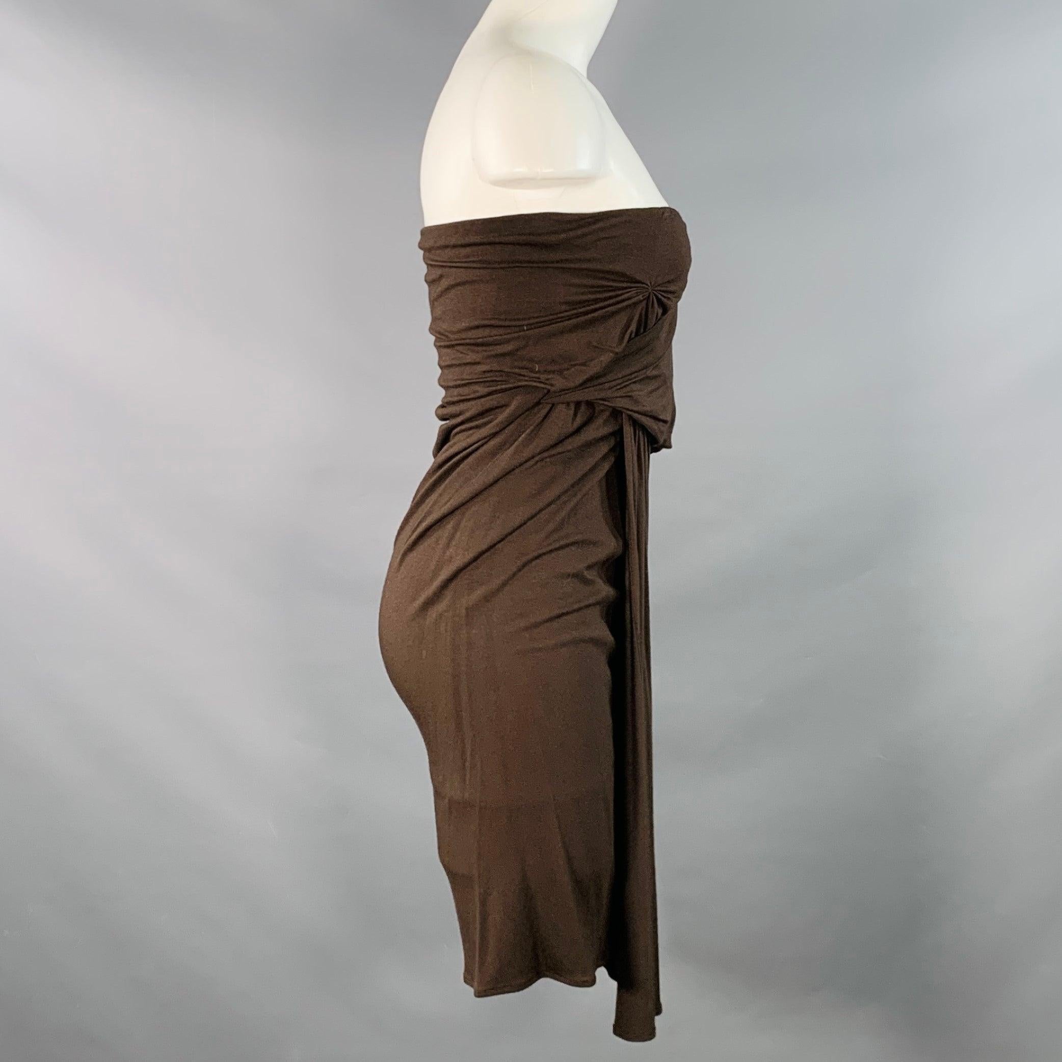 Abito della Donna Karan COLLECTION
in jersey di viscosa elasticizzato marrone, senza spalline, con increspature in vita e scollo a cuore. 

Contrassegnato:   M 

Misure: 
  Seno: 31 - 36 pollici Vita: 25 - 32 pollici Fianchi: 30 - 36 pollici