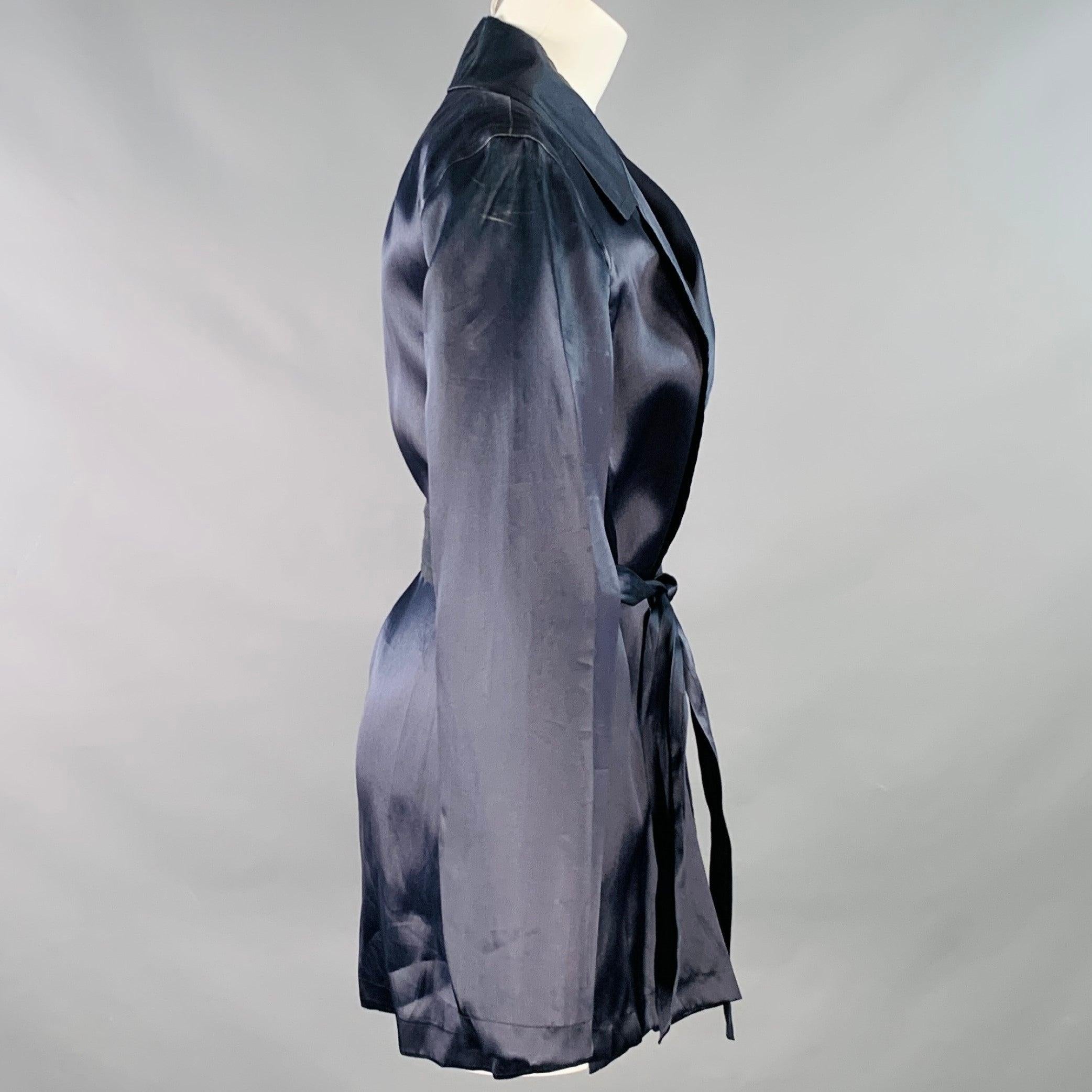 Blazer Donna Karan
in tessuto navy, caratterizzato da un vistoso bavero con intaglio, maniche lunghe e parte anteriore aperta con chiusura a cintura. Buone condizioni d'uso. Moderati segni di usura, così com'è. 

Contrassegnato:   La taglia non è