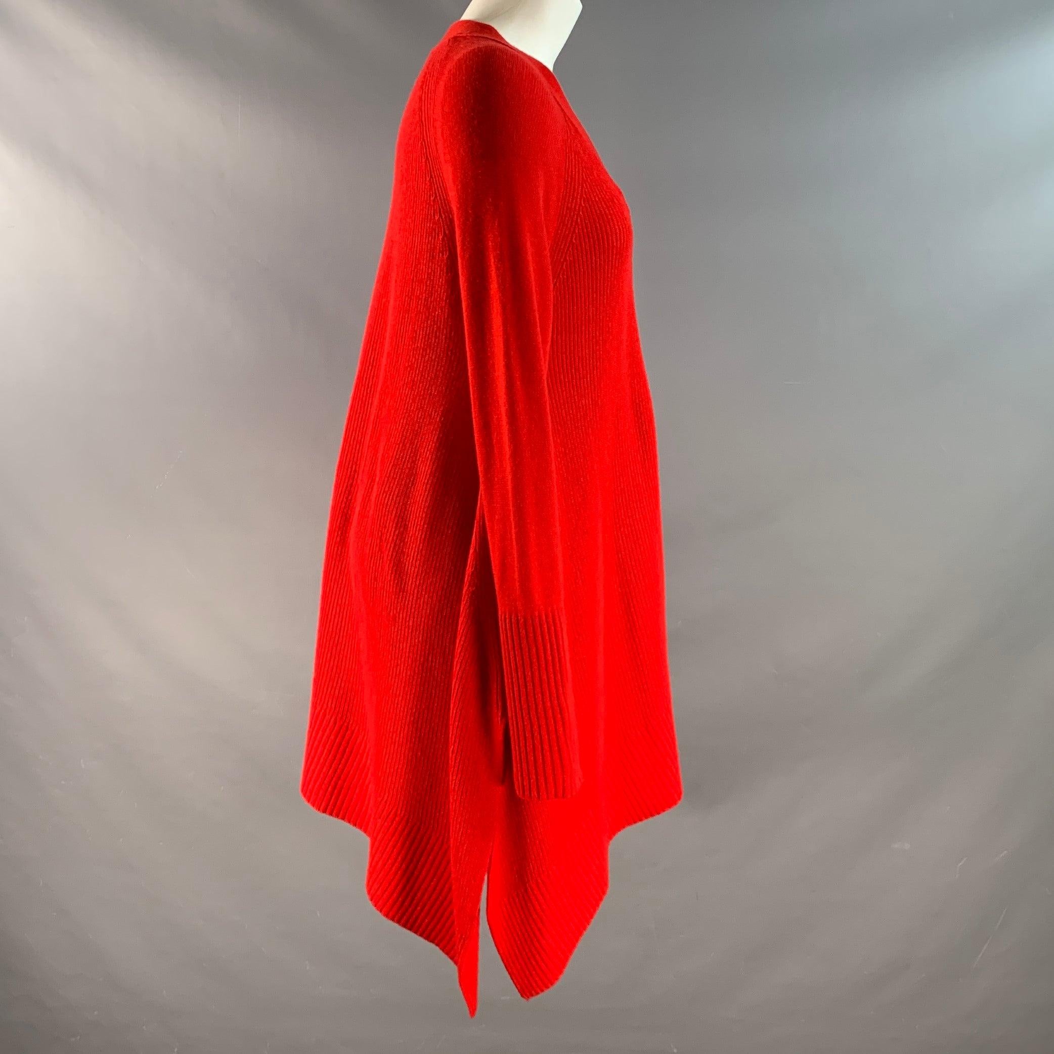 DONNA KARAN Strickjacke aus roter Merinowolle
 und Kaschmir-Material mit langen Ärmeln, übergroßer Passform und Knopfverschluss. Sehr guter, gebrauchter Zustand. 

Markiert:   S  

Abmessungen: 
 
Schultern: 17 Zoll Büste: 50 Zoll Ärmel: 26 Zoll