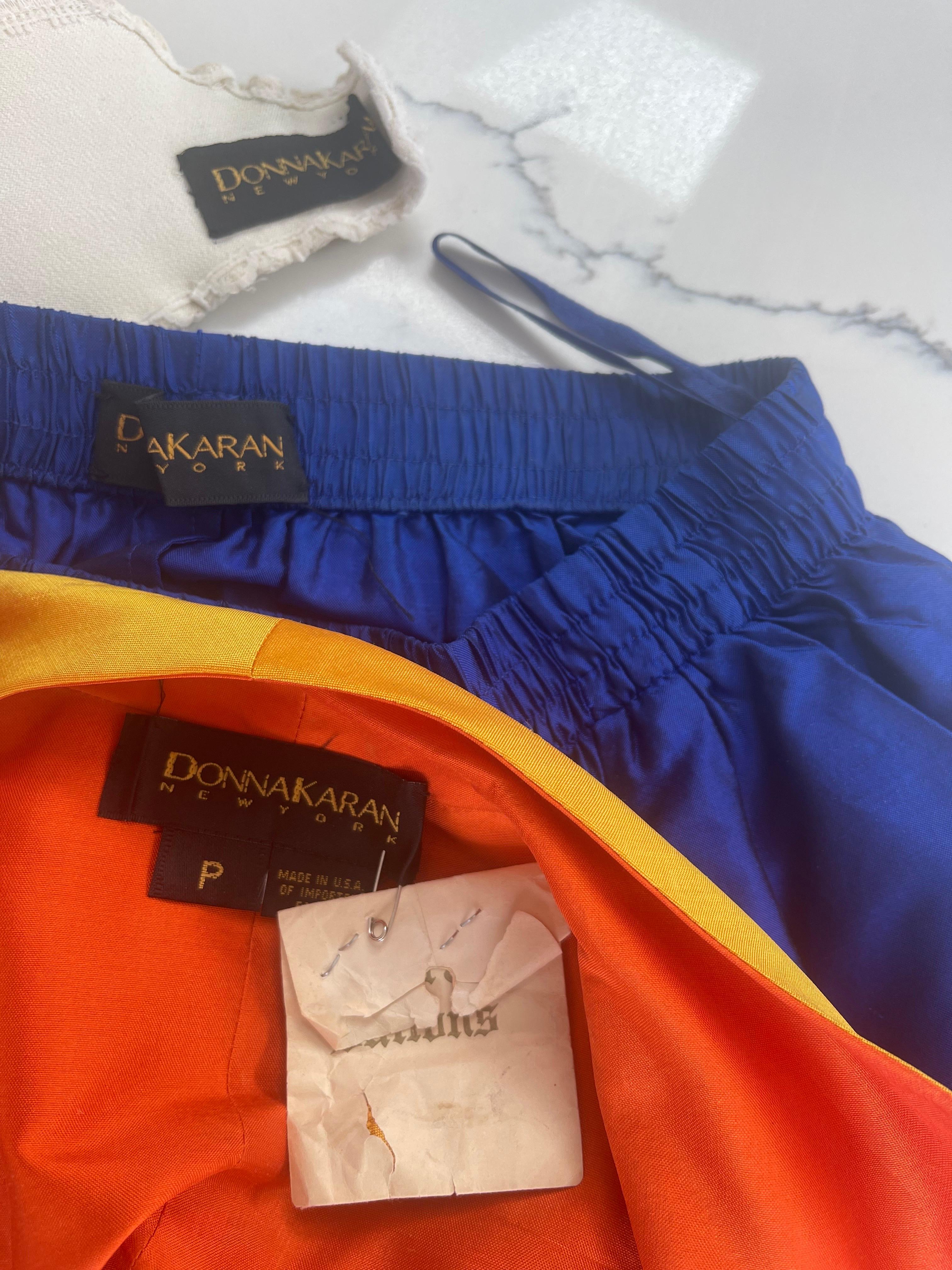 Schickes DONNA KARAN Frühling 1987 vintage dreiteiliges Seidenensemble ! Trägerloses Bustier in Gelb / Marigold mit zwei Haken- und Ösenverschlüssen und einer langen Seitenschärpe. Der hochtaillierte königsblaue Rock hat einen elastischen Bund und