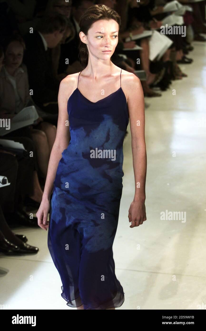 Lovely Donna Karan flowy summer dress with spaghetti straps and open back from Spring Summer 2000 collection as seen on the runway. Size is US2/US4.

Condition: Excellent / Flaws: None