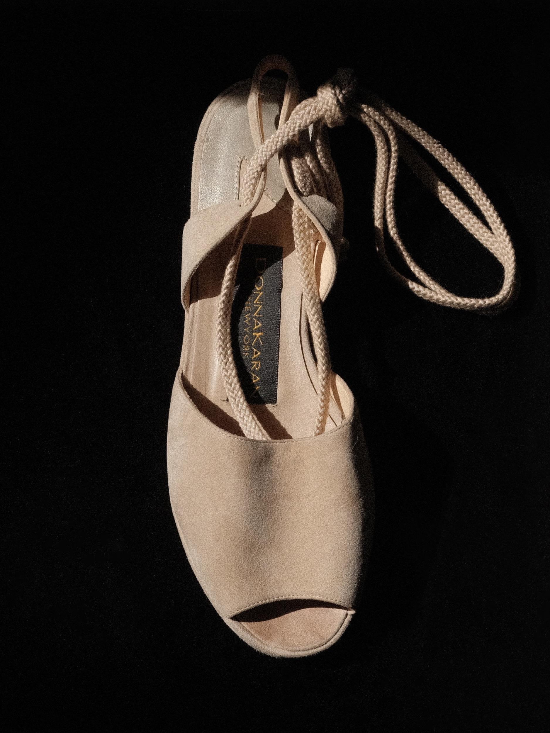 1990's Donna Karan Wildleder-Flats 
Offene Zehe
Knöchelwickel
Leichter Keil aus Wildleder, selbst bezogen
Größe 6.5, passt genau
Unterteil mit Gebrauchsspuren, Oberteil in gutem Zustand, geringe Gebrauchsspuren
Hergestellt in Italien