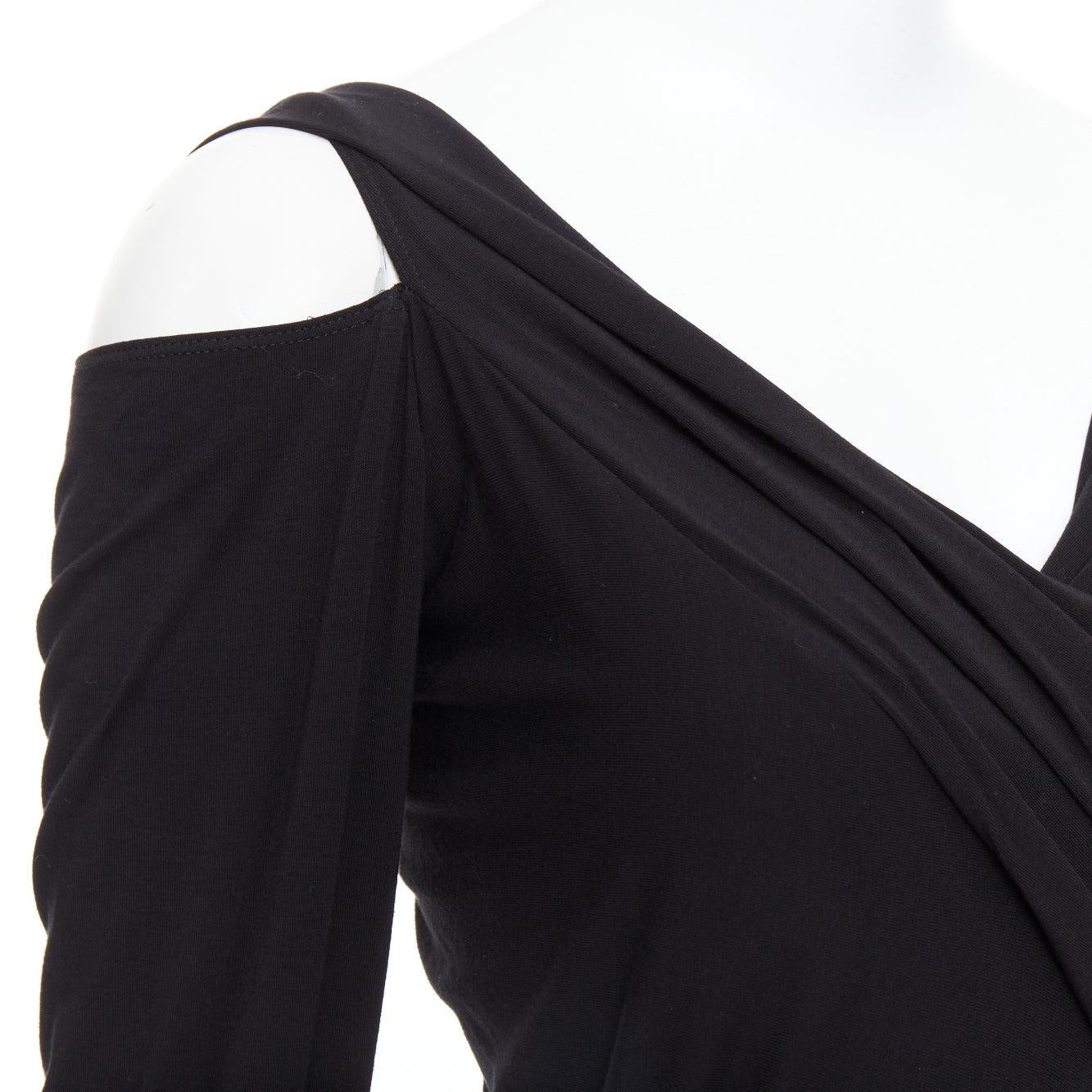 DONNA KARAN Vestito vintage nero con drappeggio anteriore asimmetrico a spalla fredda L
Riferimento: JHDN/A00046
Marchio: Donna Karan
Materiale: Viscosa, misto
Colore: nero
Modello: Tinta unita
Chiusura: Slip On
Fodera: Tessuto nero
Dettagli extra: