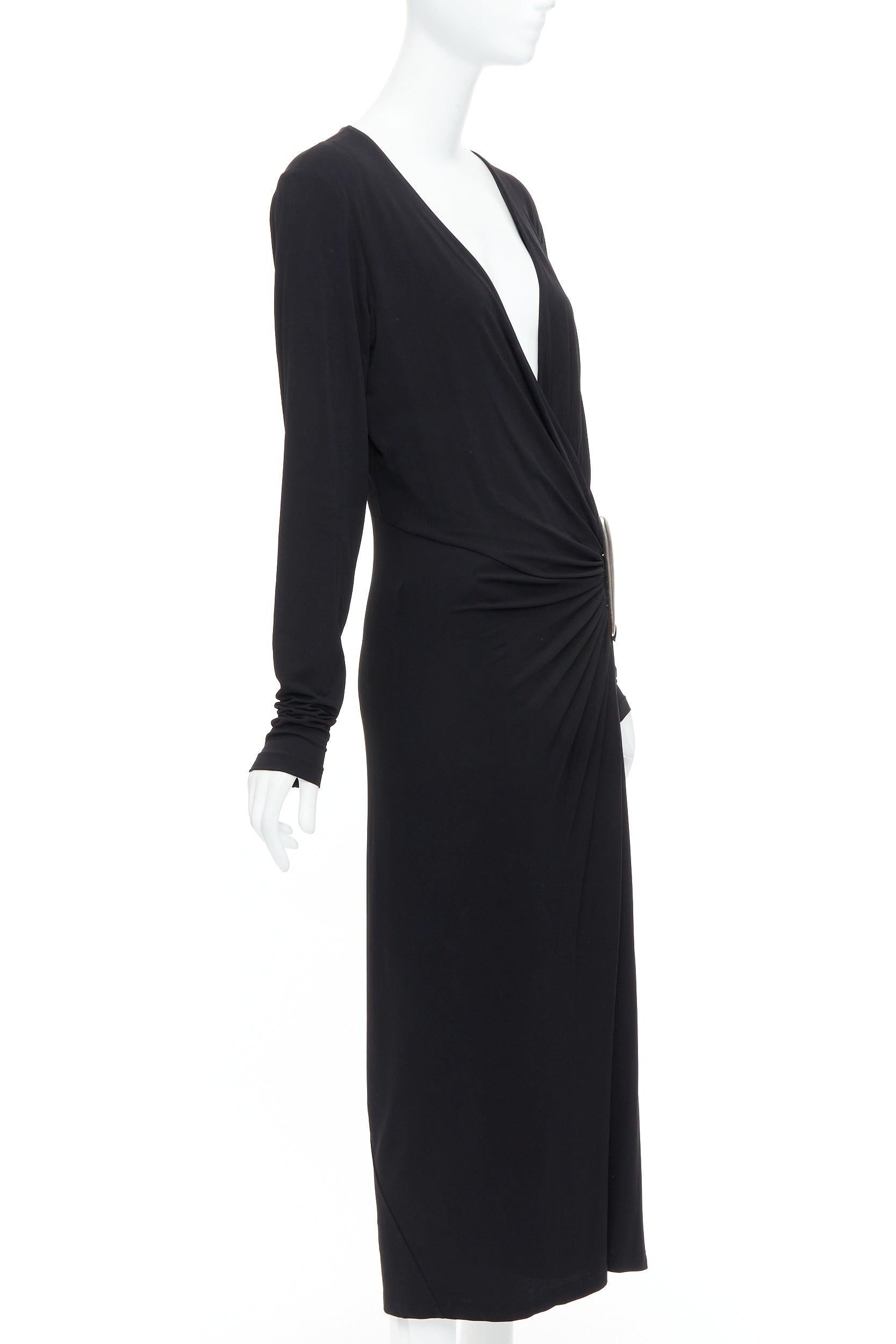 Noir DONNA KARAN Robe midi vintage à décolleté plongeant et boucle argentée en viscose noire L en vente