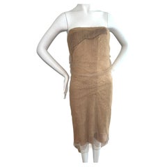 Donna Karan taglia 10, con un vestito vintage abbellito con la sabbia.