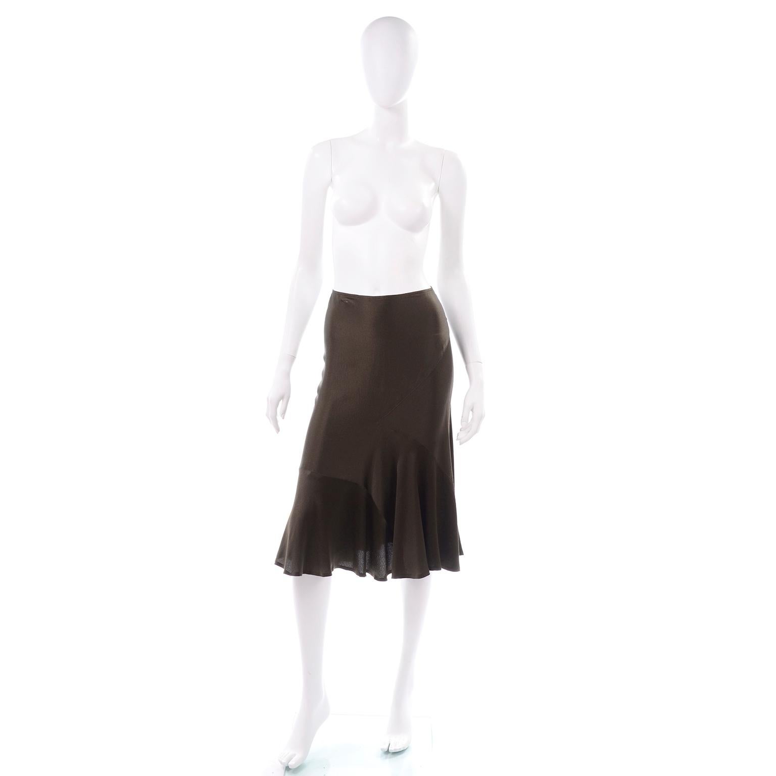 Si tratta di una bellissima gonna vintage di Donna Karan in seta marrone e verde oliva tagliata in sbieco. Questa gonna stile sottoveste Donna Karan black label può essere indossata sia di giorno che di sera! Questa gonna presenta delle cuciture