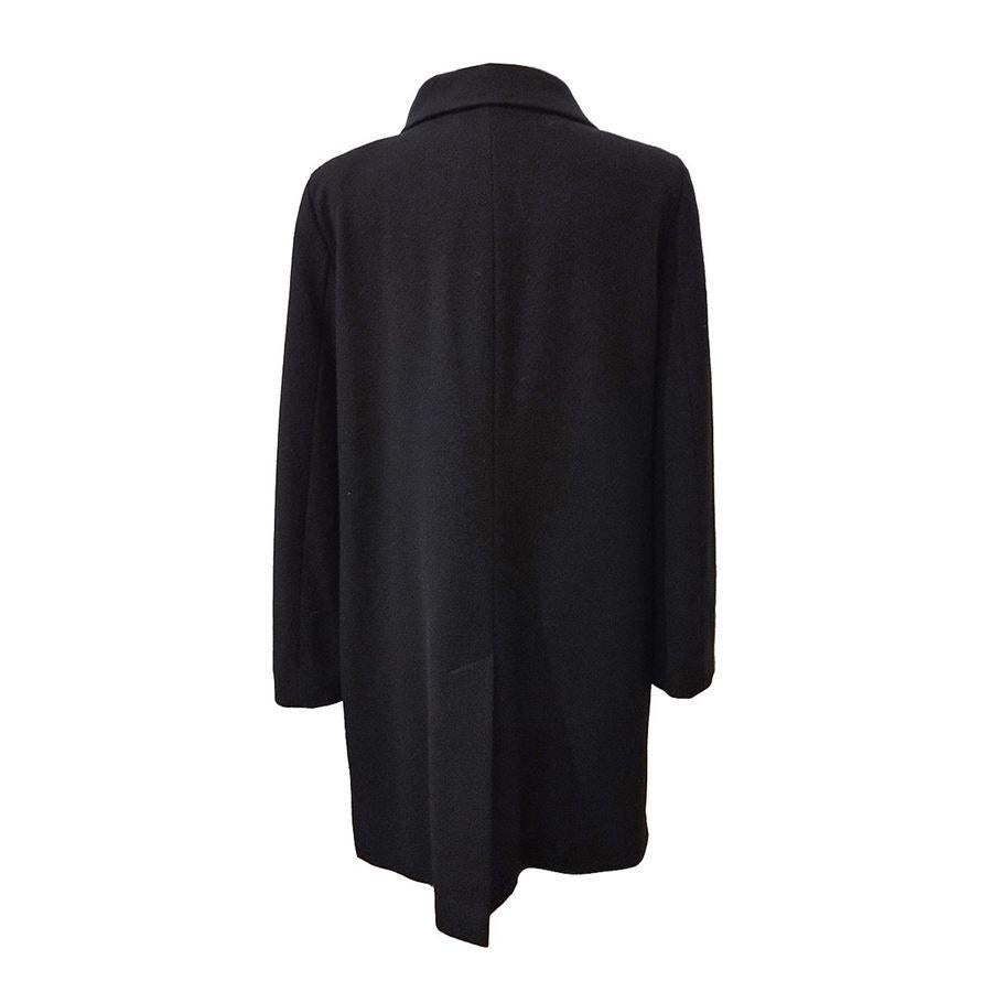 Wool (77%) Nylon (22%) Elastane Black color Double breasted Buttons closure Two pockets Length shoulder / hem cm 92 (36,22 inches) Shoulders cm 40 (15,74 inches)
