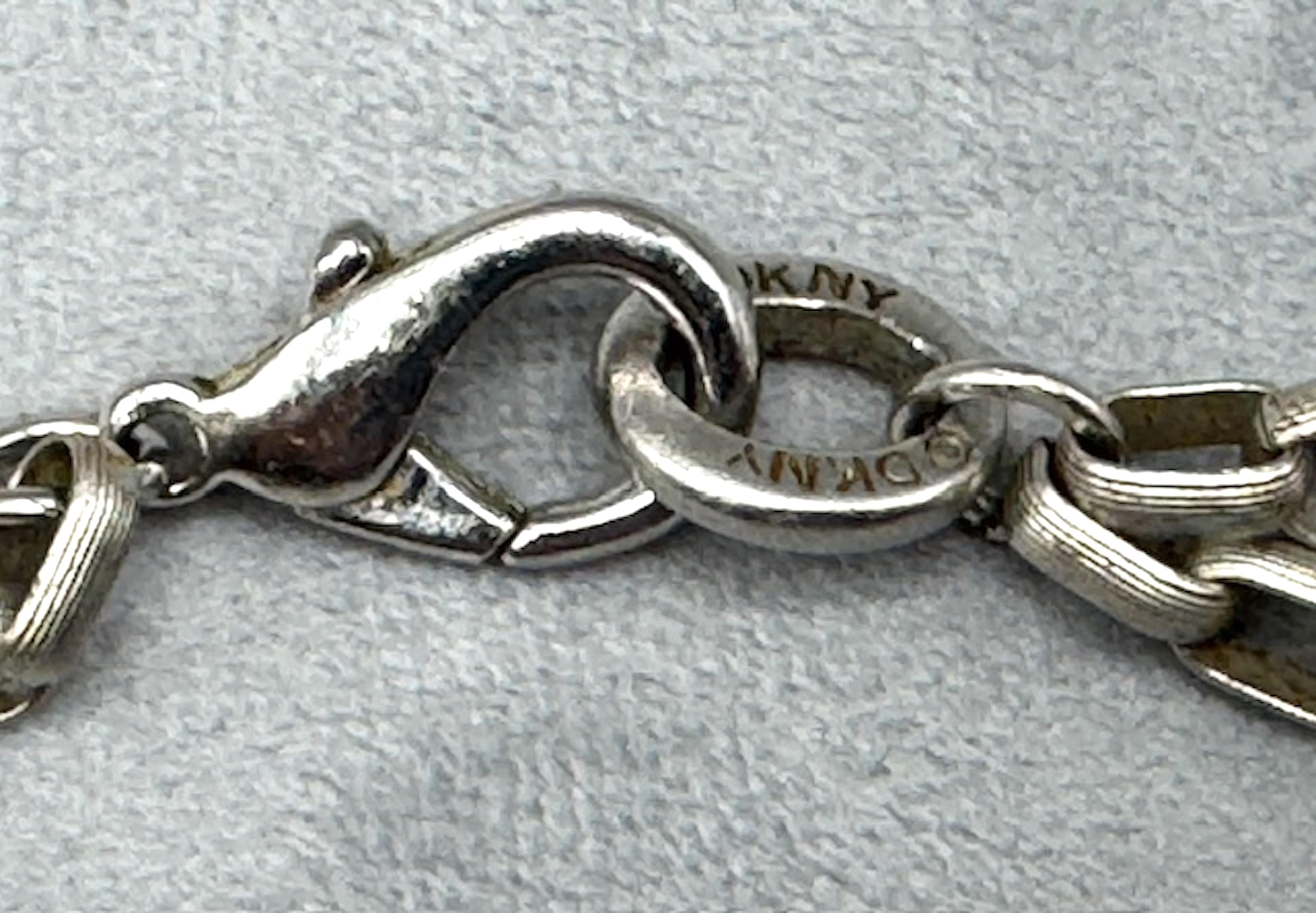 Donna Karen New York 1990s Satin Silver DKNY Bottle Cap Halskette im Angebot 7