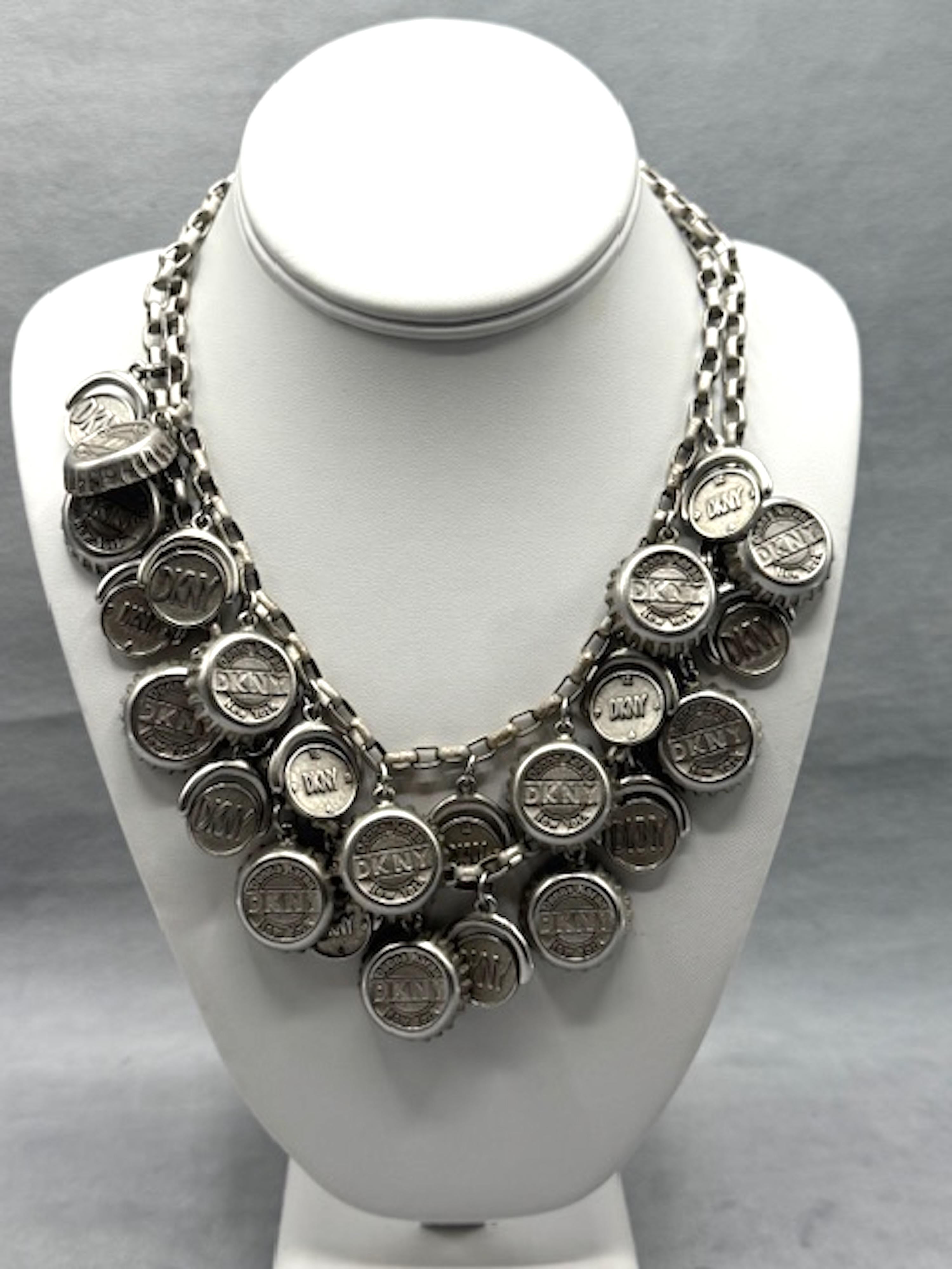 Donna Karen New York 1990s Satin Silver DKNY Bottle Cap Halskette im Angebot 8