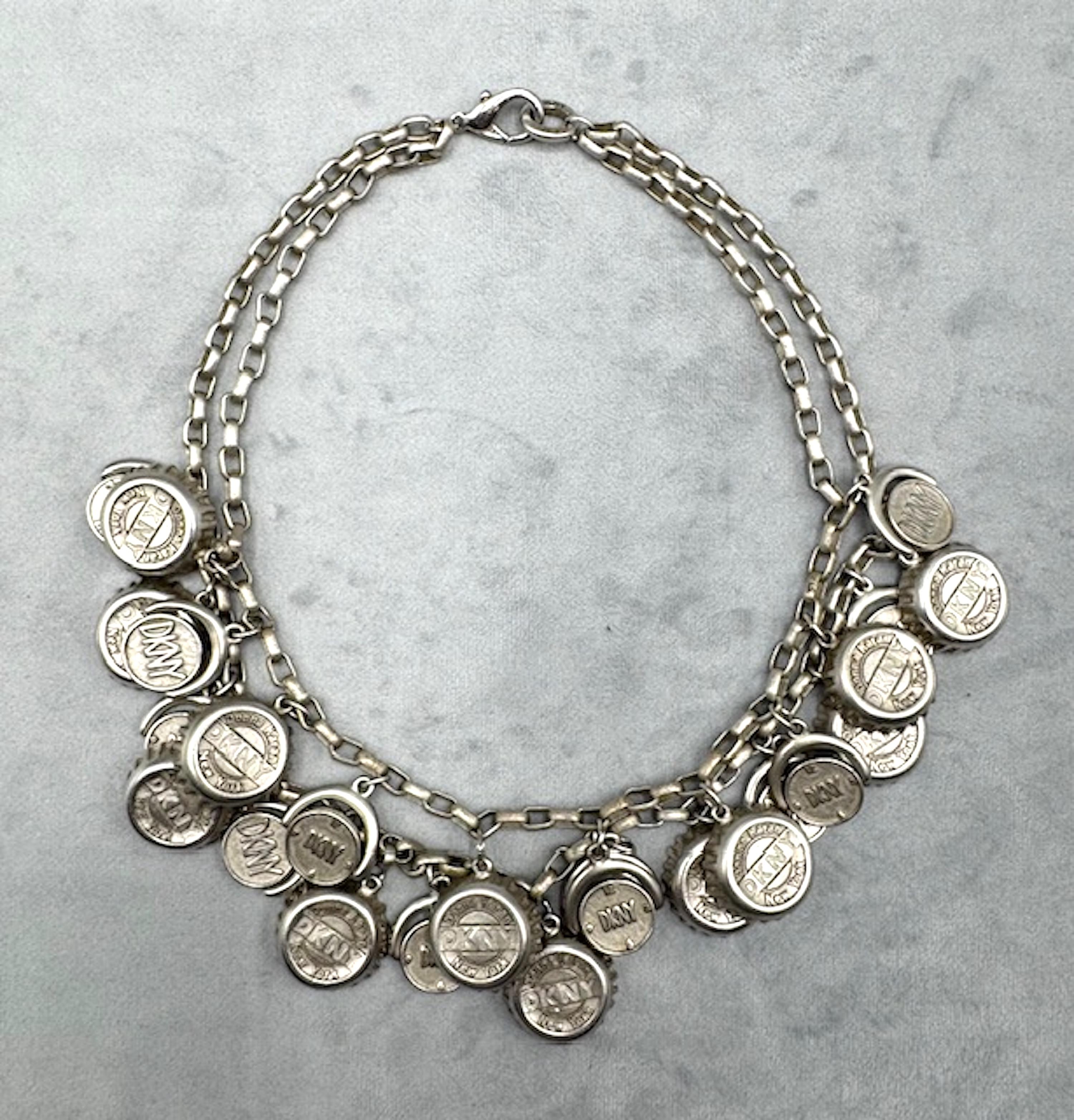 Donna Karen New York 1990s Satin Silver DKNY Bottle Cap Halskette Damen im Angebot