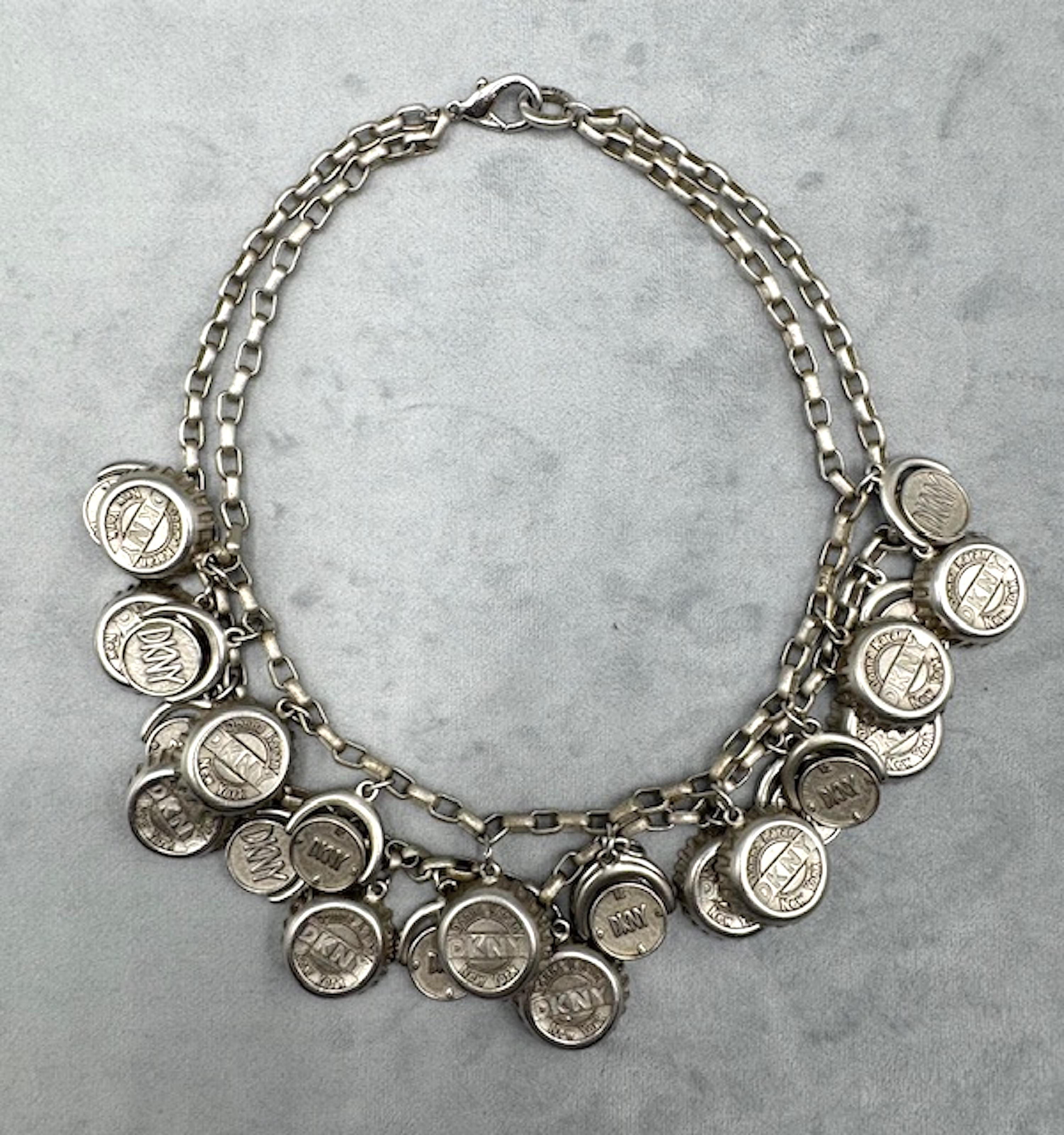 Donna Karen New York 1990s Satin Silver DKNY Bottle Cap Halskette im Angebot 1