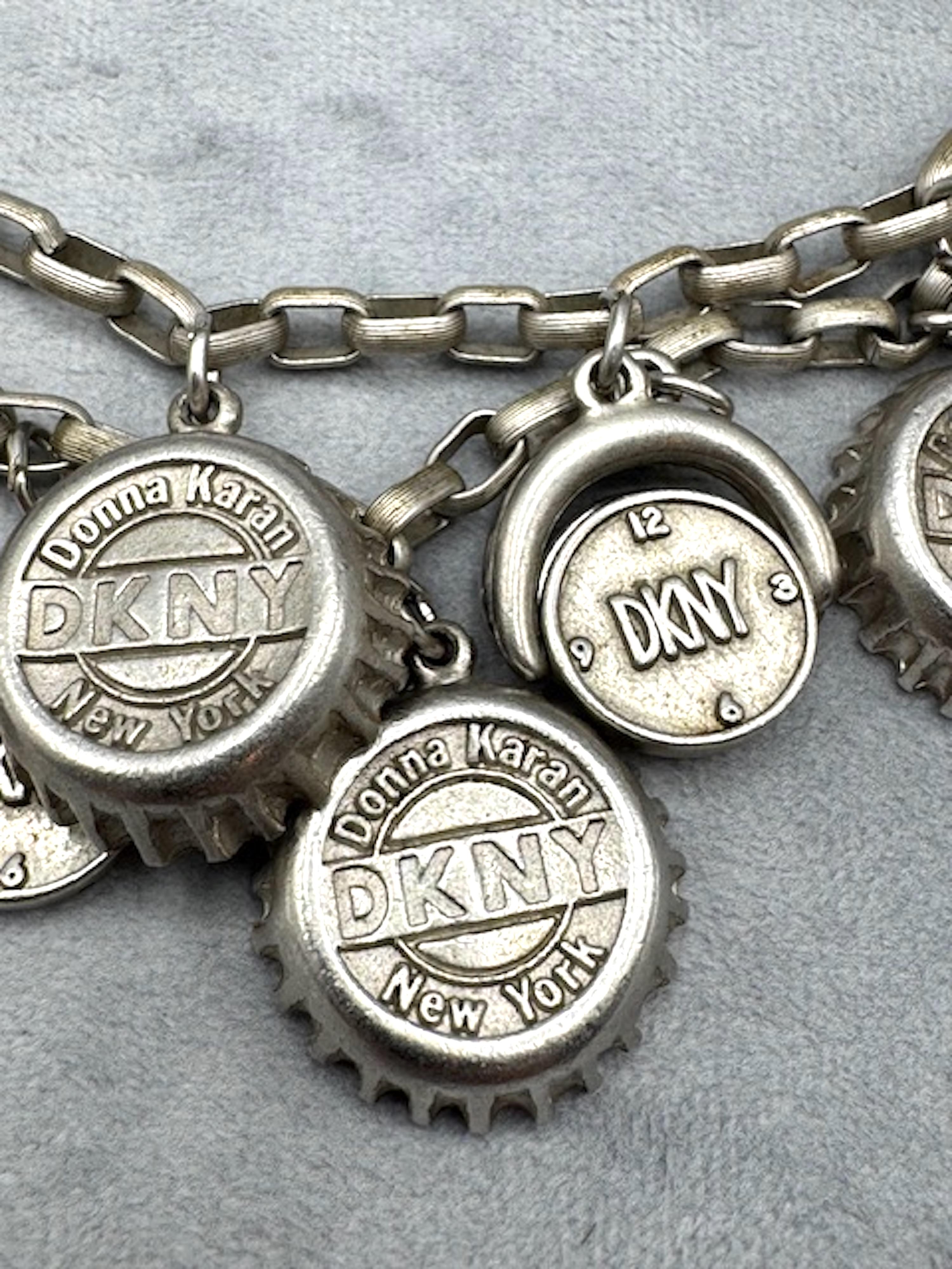 Donna Karen New York 1990s Satin Silver DKNY Bottle Cap Halskette im Angebot 3