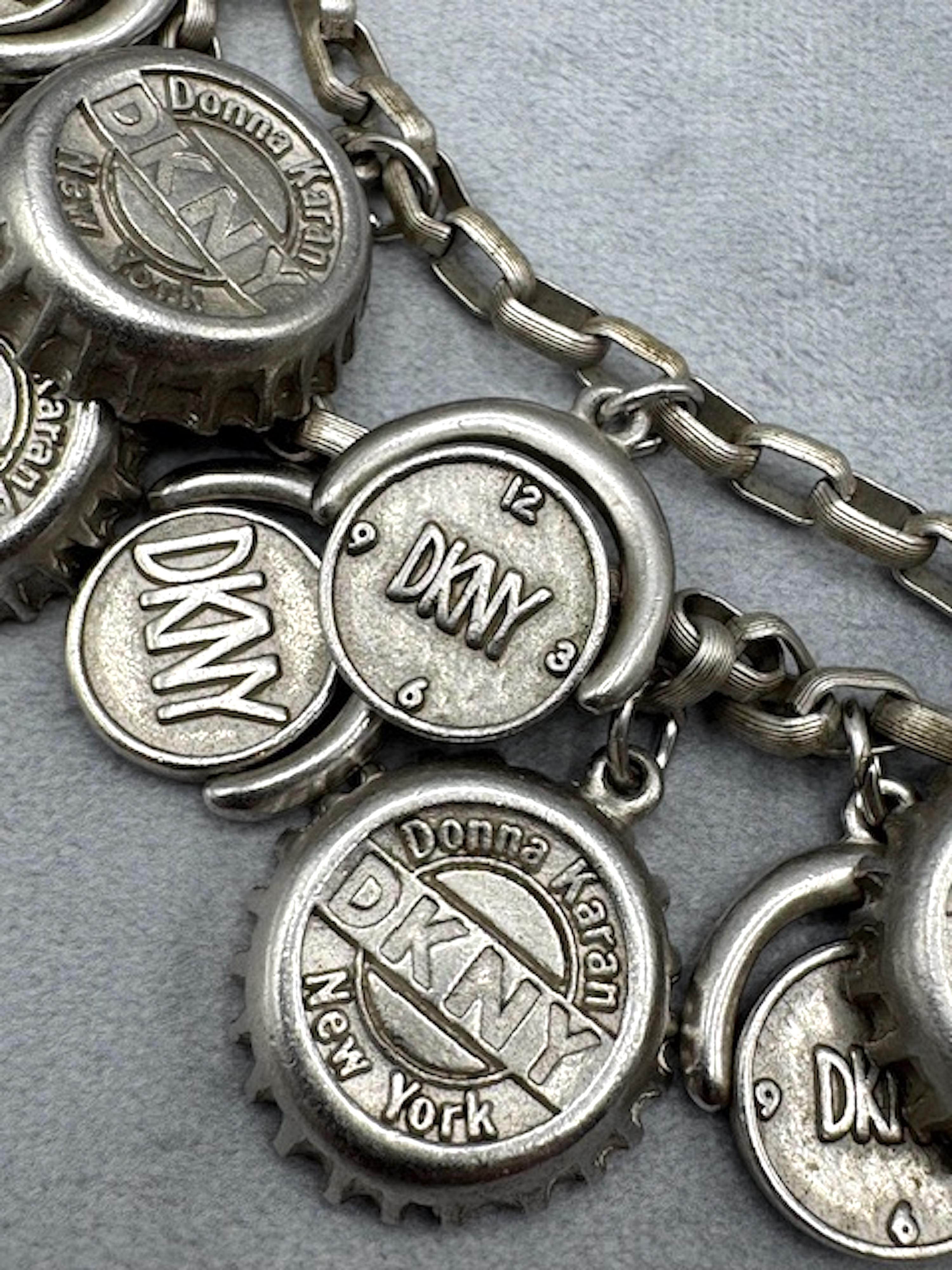 Donna Karen New York 1990s Satin Silver DKNY Bottle Cap Halskette im Angebot 4