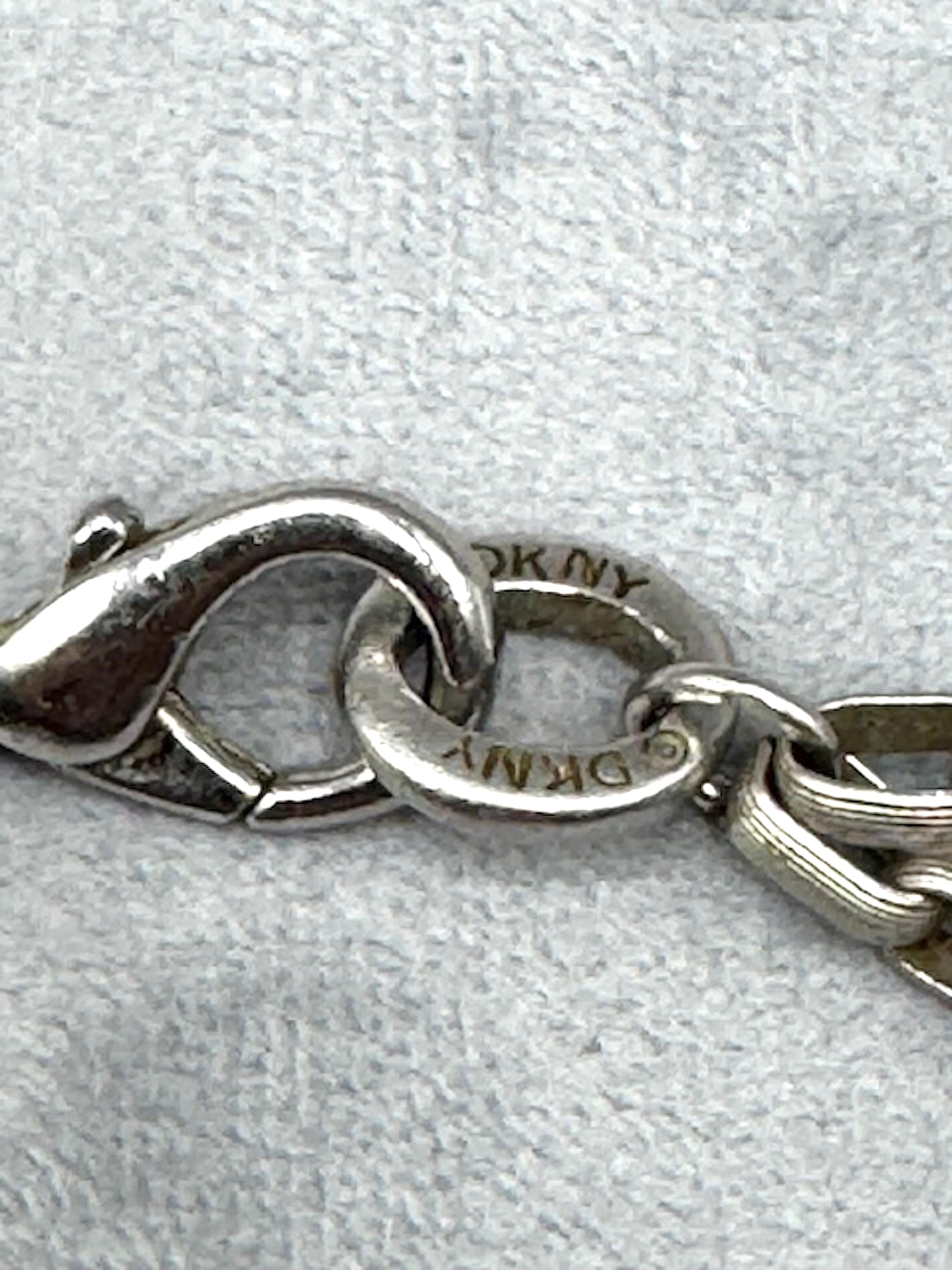 Donna Karen New York 1990s Satin Silver DKNY Bottle Cap Halskette im Angebot 5