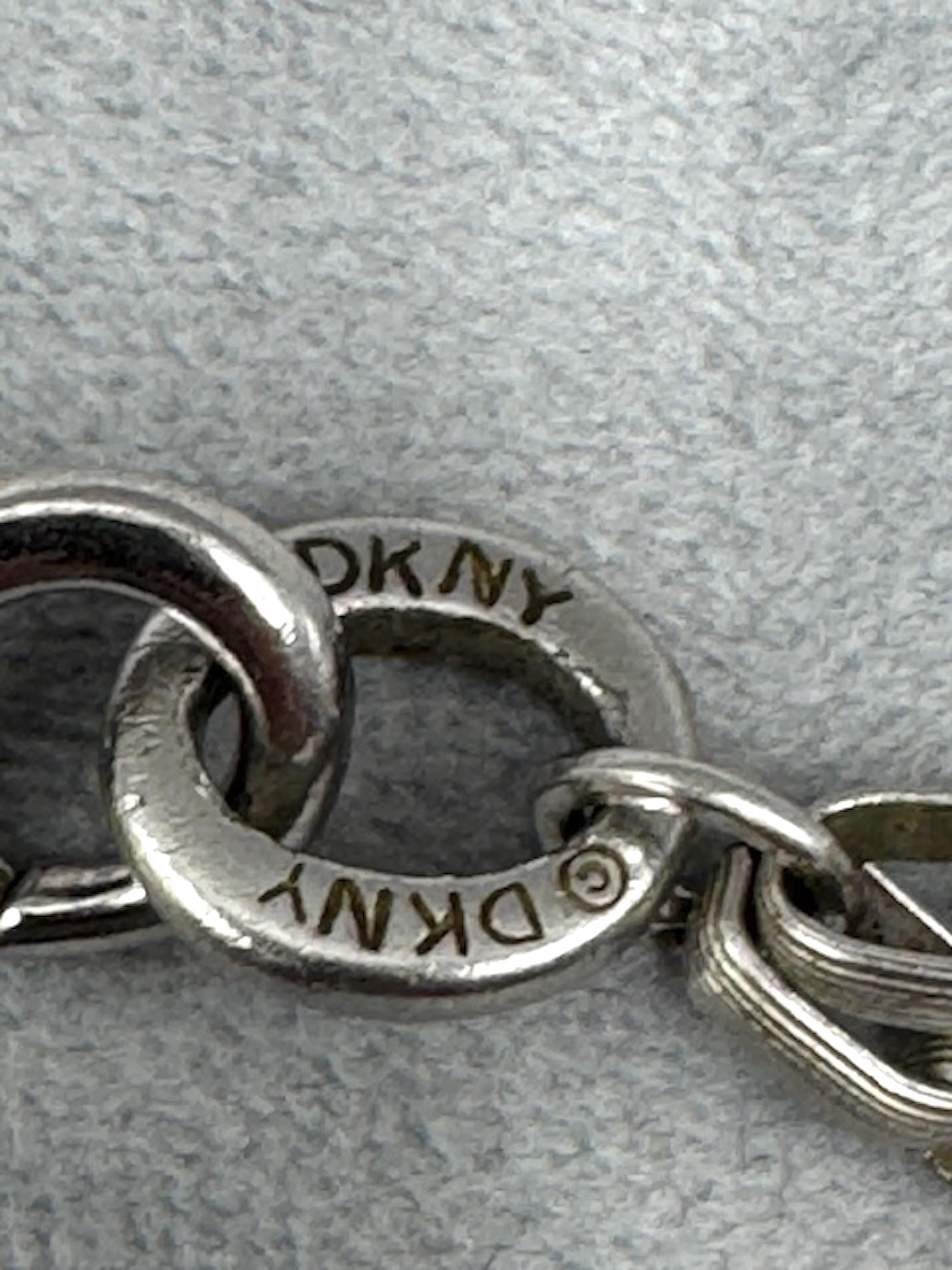 Donna Karen New York 1990s Satin Silver DKNY Bottle Cap Halskette im Angebot 6