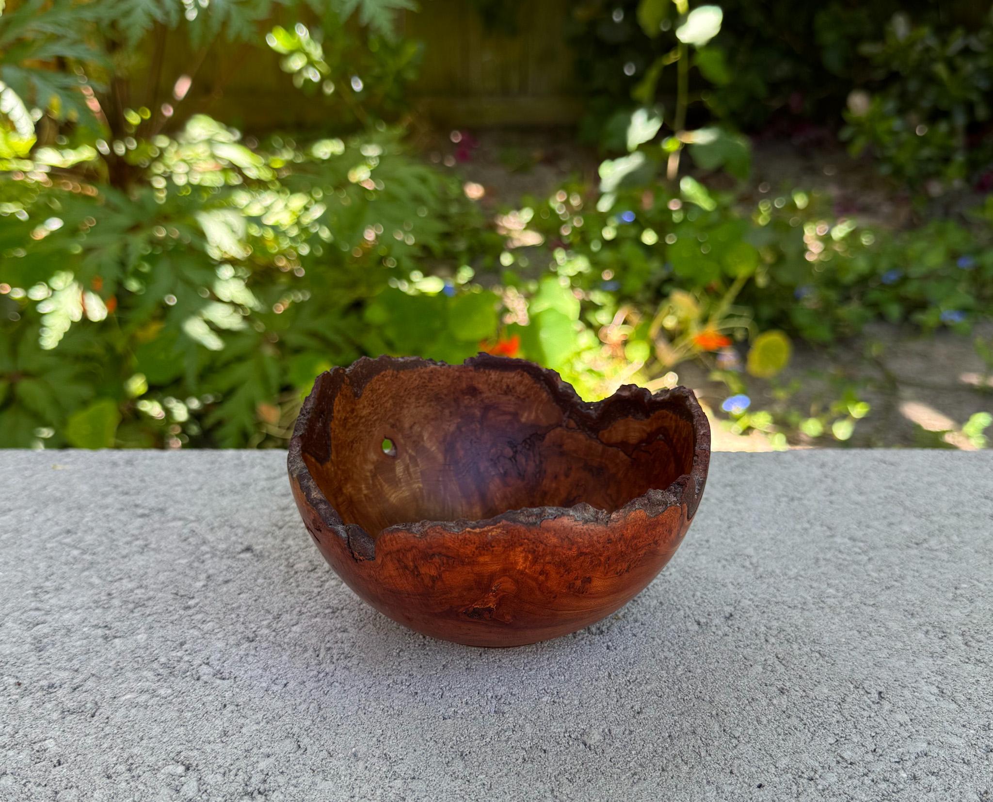 Donna Kausen Handgefertigte Kirsch-Maser-Schale, 2000 (21. Jahrhundert und zeitgenössisch) im Angebot