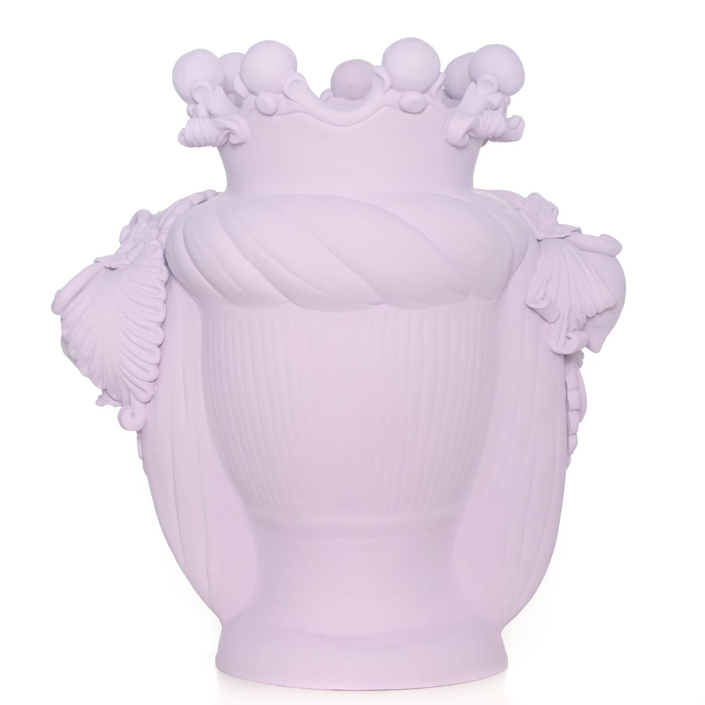 Ce vase anthropomorphe est entièrement réalisé à la main et peint dans une teinte monochrome mate rose antique, riche en pigments naturels et en liants résineux qui donnent une profondeur de couleur intense. Seuls les yeux sont glacés afin qu'ils