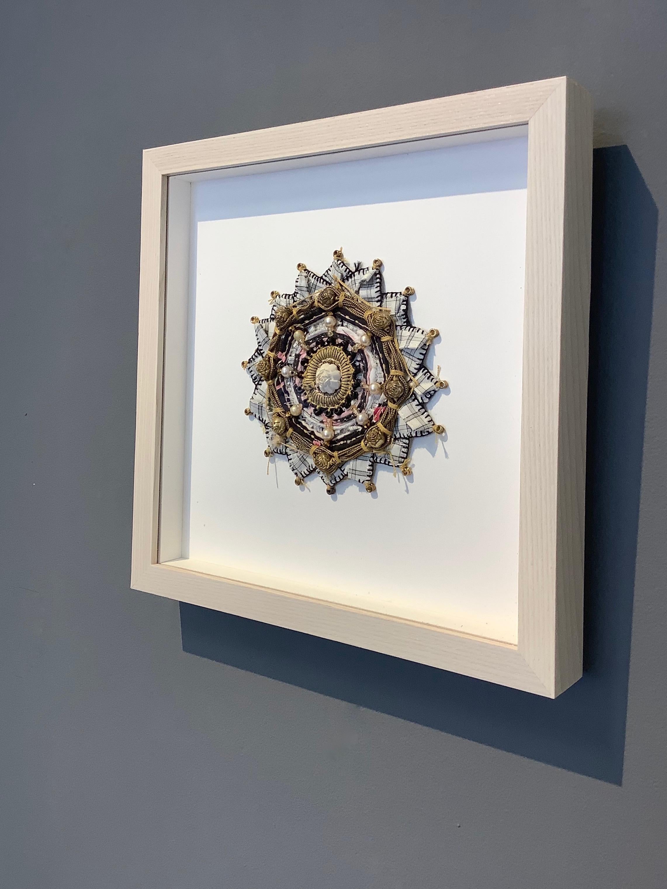 Bud 429 - Mandala Textil Contemporáneo de Técnica Mixta Rosas Oro Rosa, 2019 en venta 7
