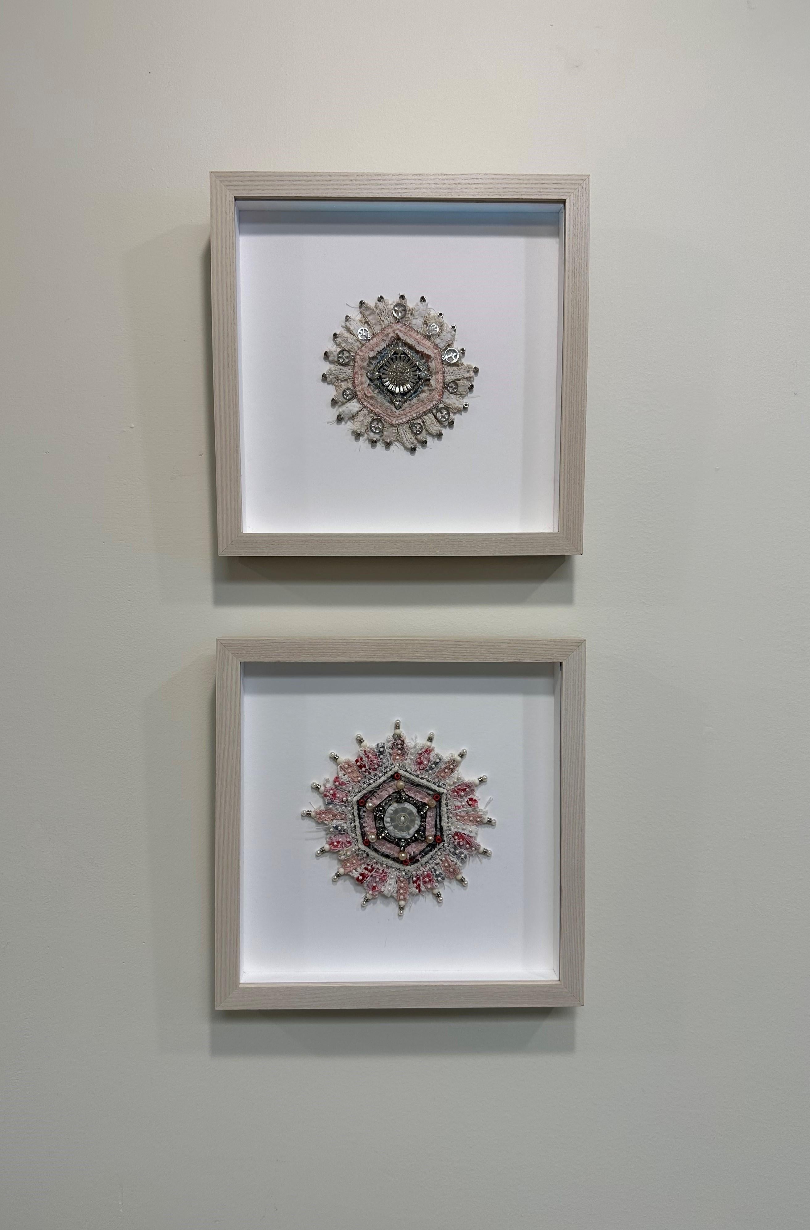 Knospen 620 – Mandala- Friedensschild aus Textil in Mischtechnik in Rosa, Elfenbein, Blau und Silber, 2019 im Angebot 7