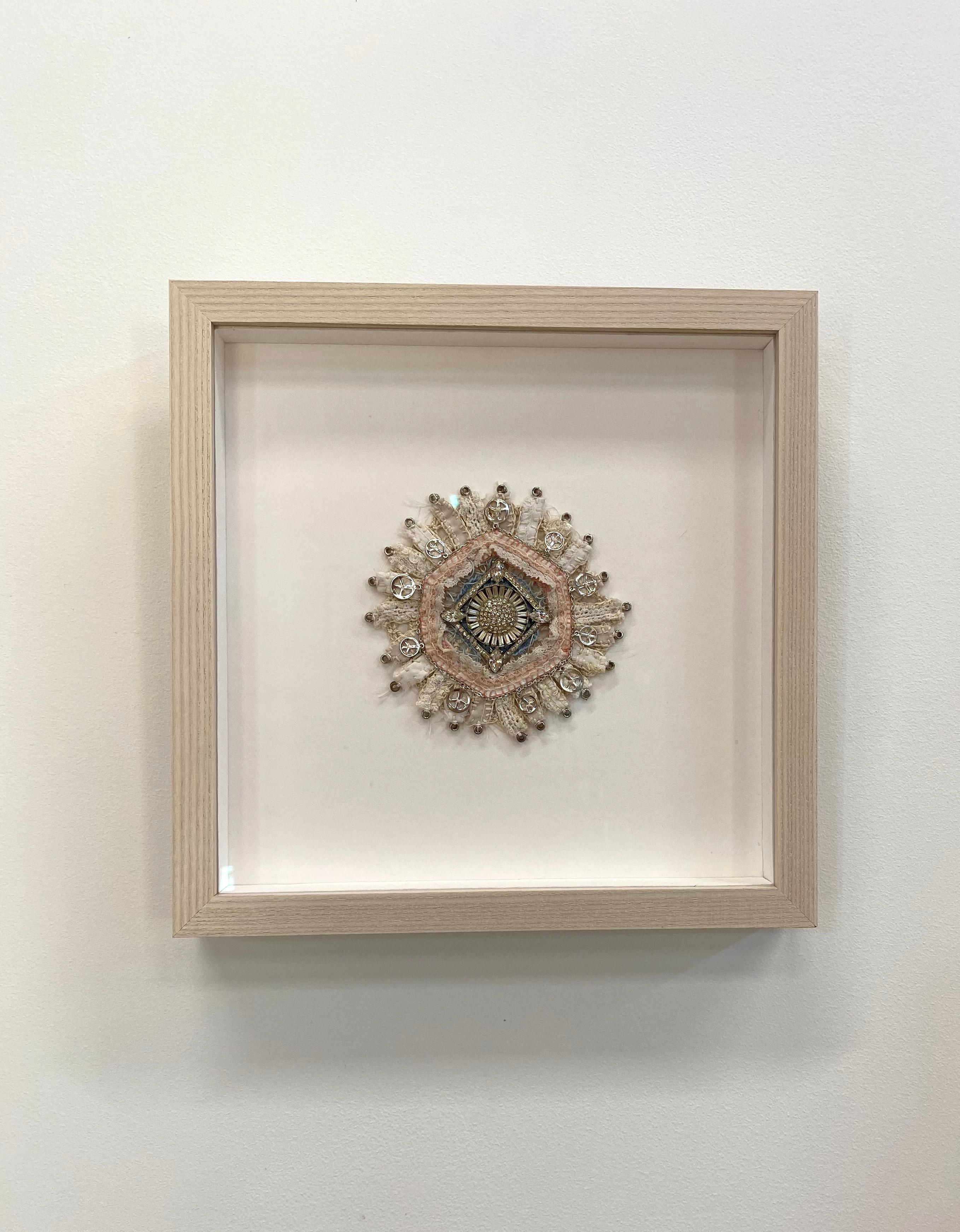 Knospen 620 – Mandala- Friedensschild aus Textil in Mischtechnik in Rosa, Elfenbein, Blau und Silber, 2019 (Zeitgenössisch), Mixed Media Art, von Donna Sharrett